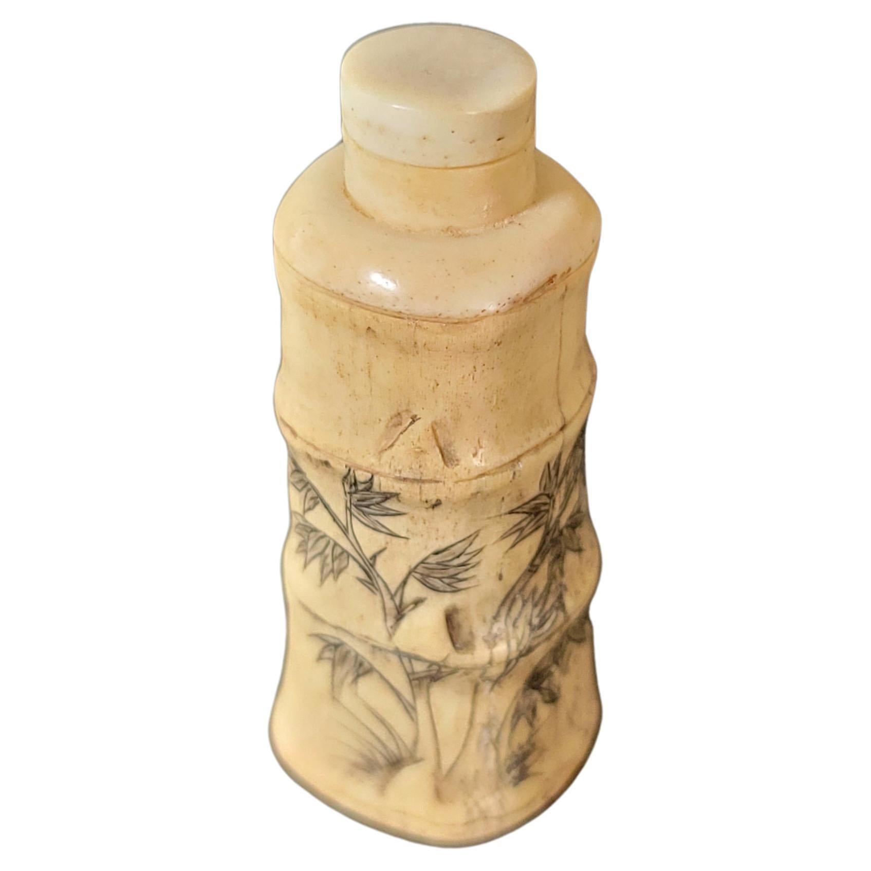 Japanische geschnitzte Schnupftabakflasche in Bambusform aus Knochen