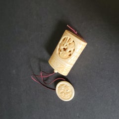 Inro giapponese in osso intagliato con uccelli floreali, firmato all'inizio del XX secolo