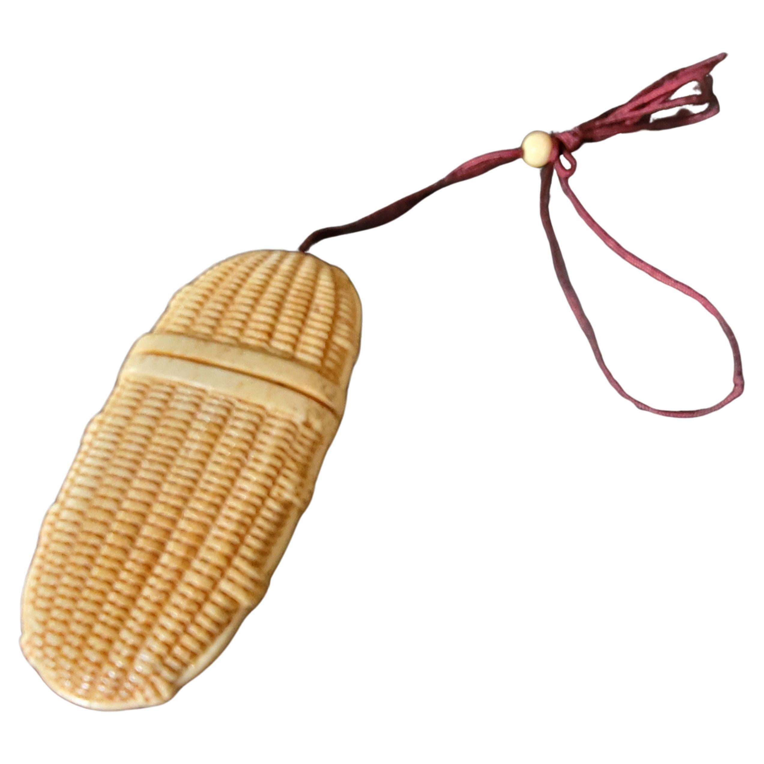 Cesta japonesa tejida en hueso tallado Inro, principios del siglo XX