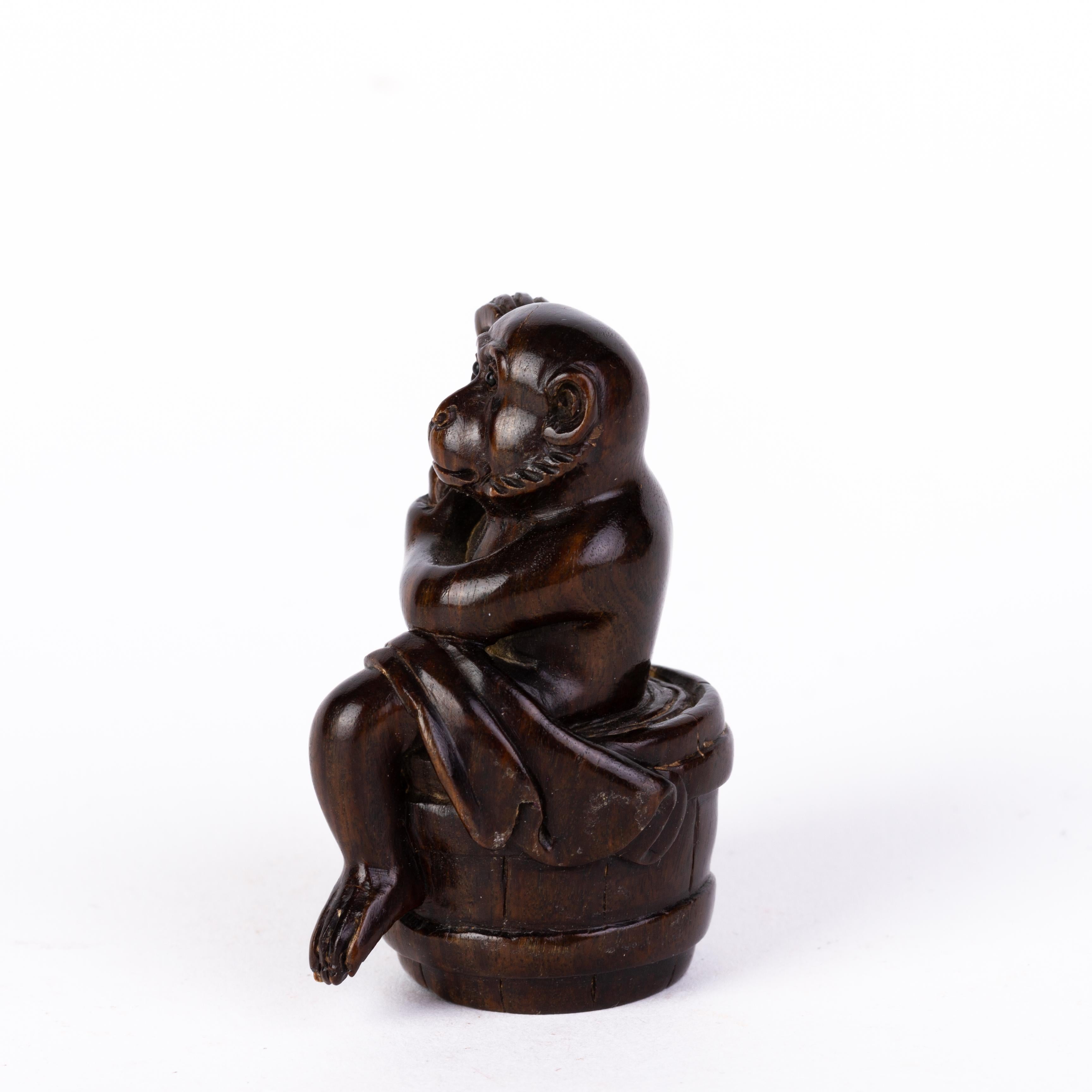 Japanese Carved Boxwood Bathing Monkey Netsuke Inro Ojime  In Good Condition For Sale In Nottingham, GB