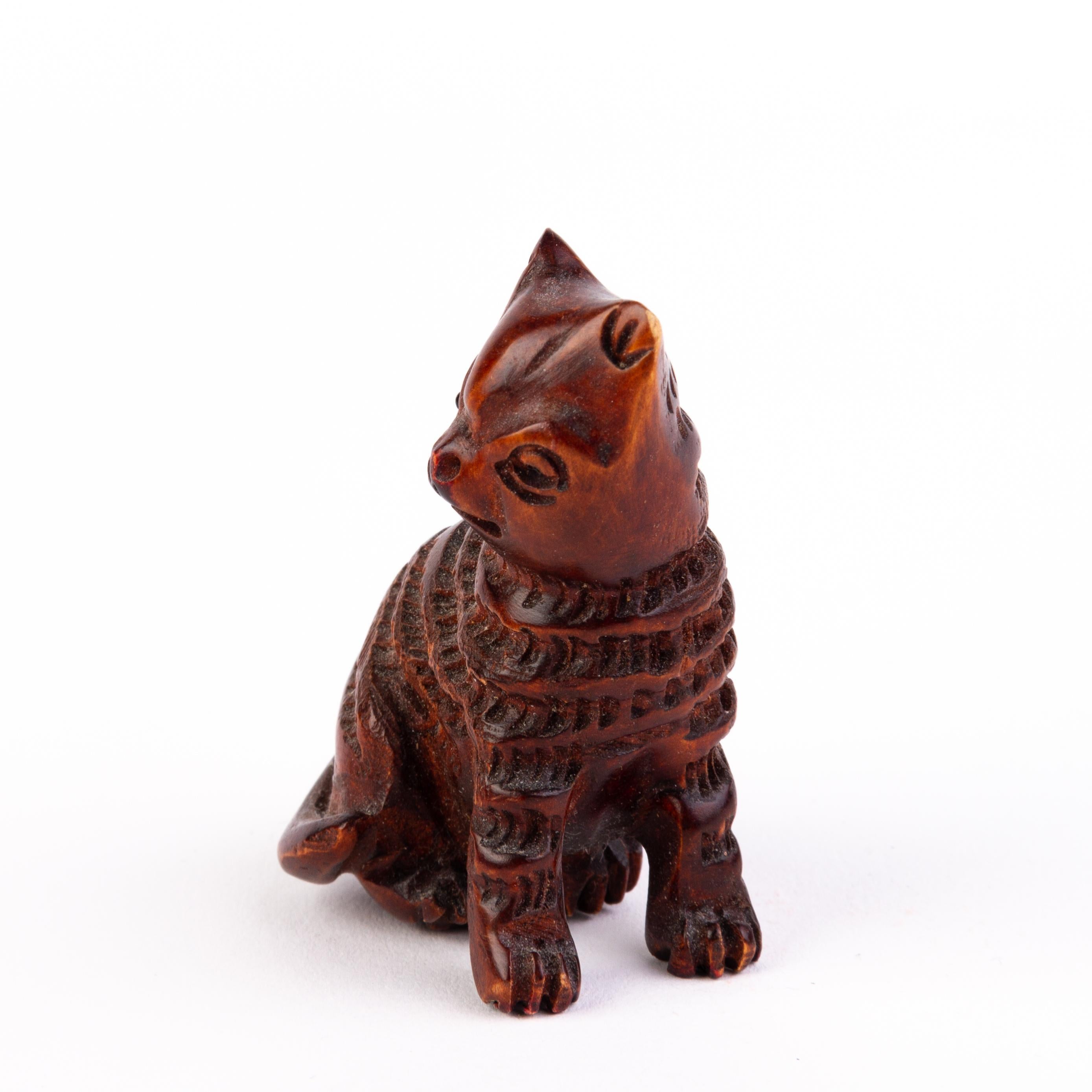 Japanese Carved Boxwood Netsuke Inro of a Cat In Good Condition For Sale In Nottingham, GB