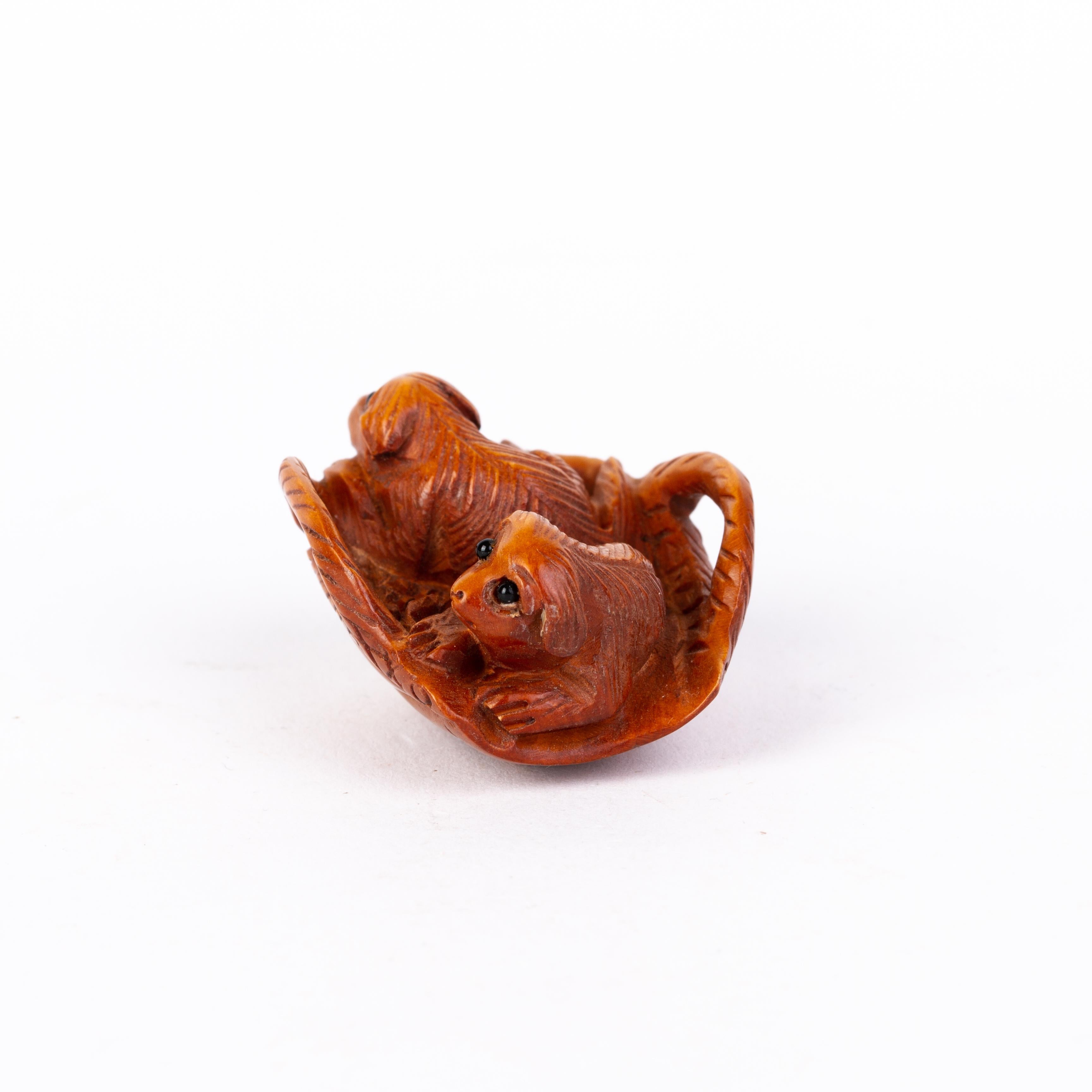 Japanese Carved Boxwood Netsuke Inro Ojime In Good Condition For Sale In Nottingham, GB