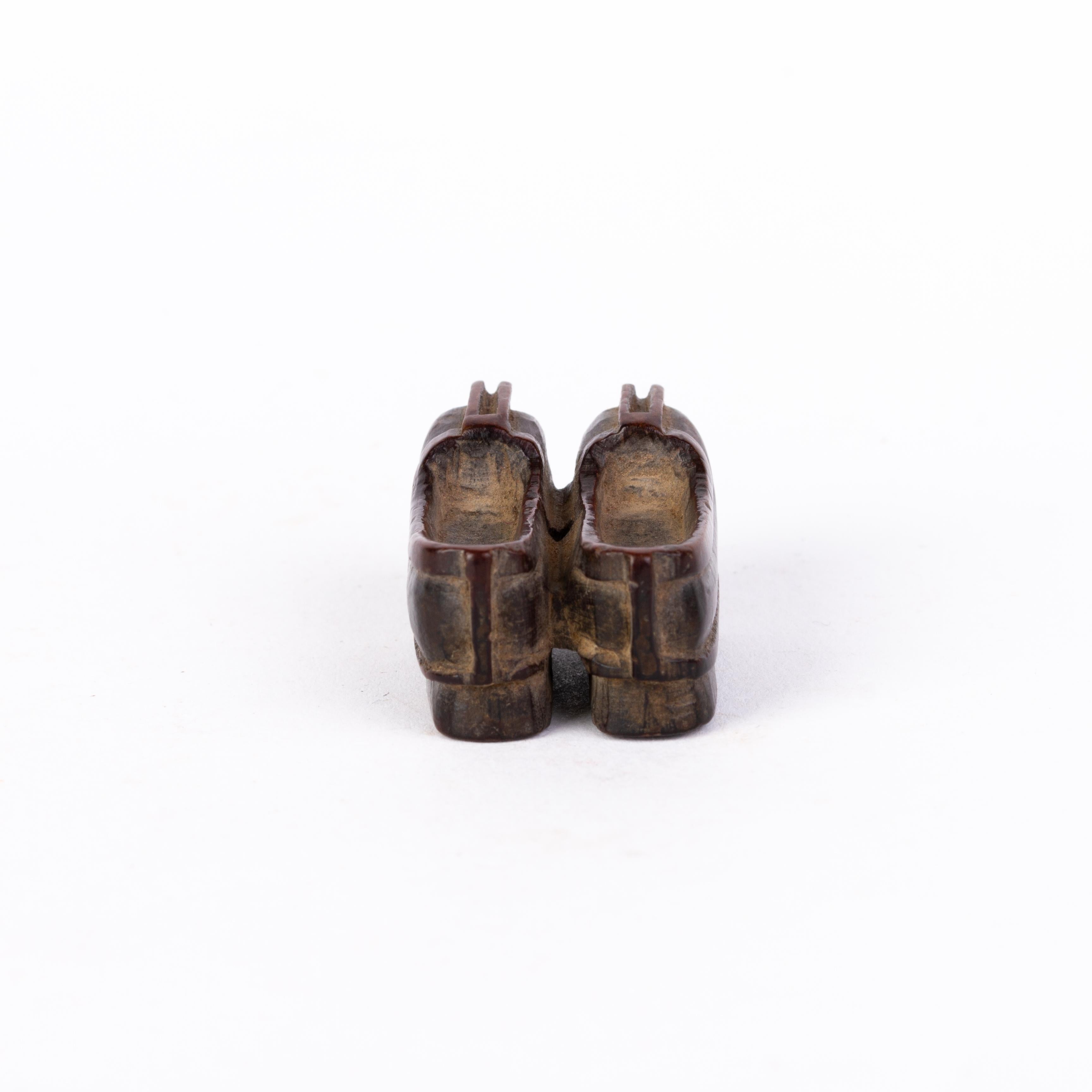 Japanese Carved Boxwood Netsuke Shoes Inro Ojime In Good Condition For Sale In Nottingham, GB