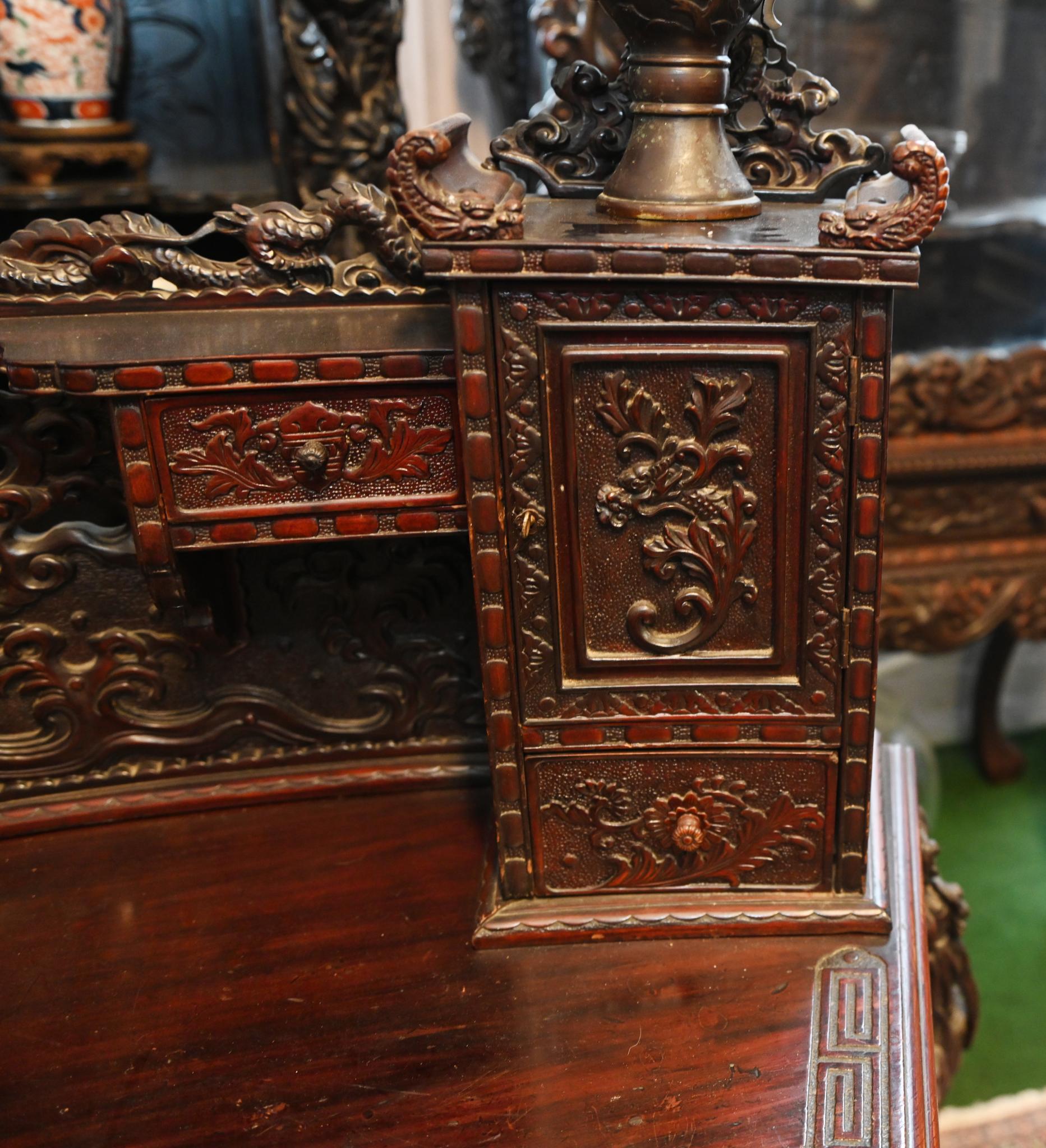 Japanischer geschnitzter Schreibtisch aus Hartholz aus der Meiji-Ära, Asiatisch 1860 im Angebot 14