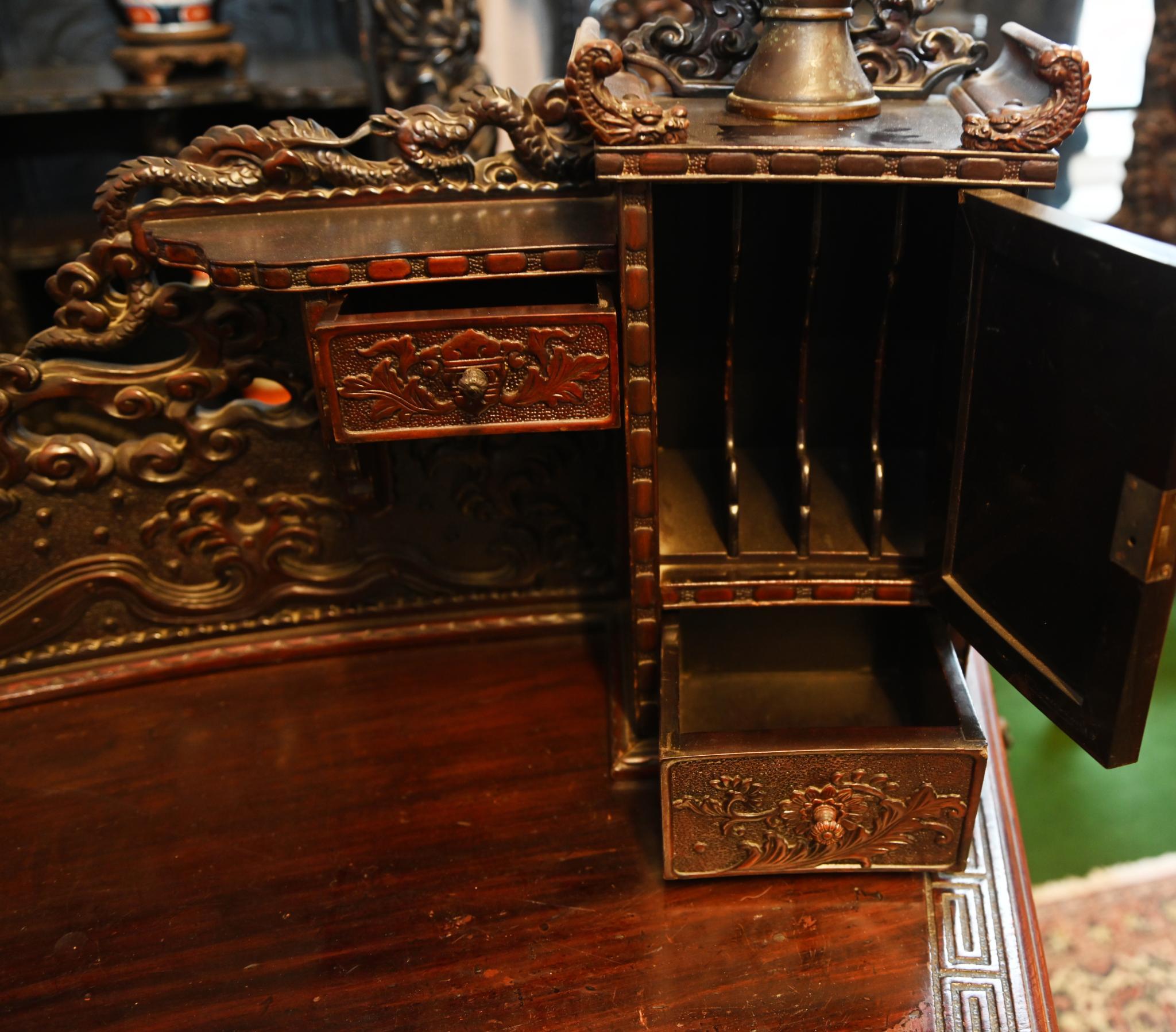 Japanischer geschnitzter Schreibtisch aus Hartholz aus der Meiji-Ära, Asiatisch 1860 im Angebot 1