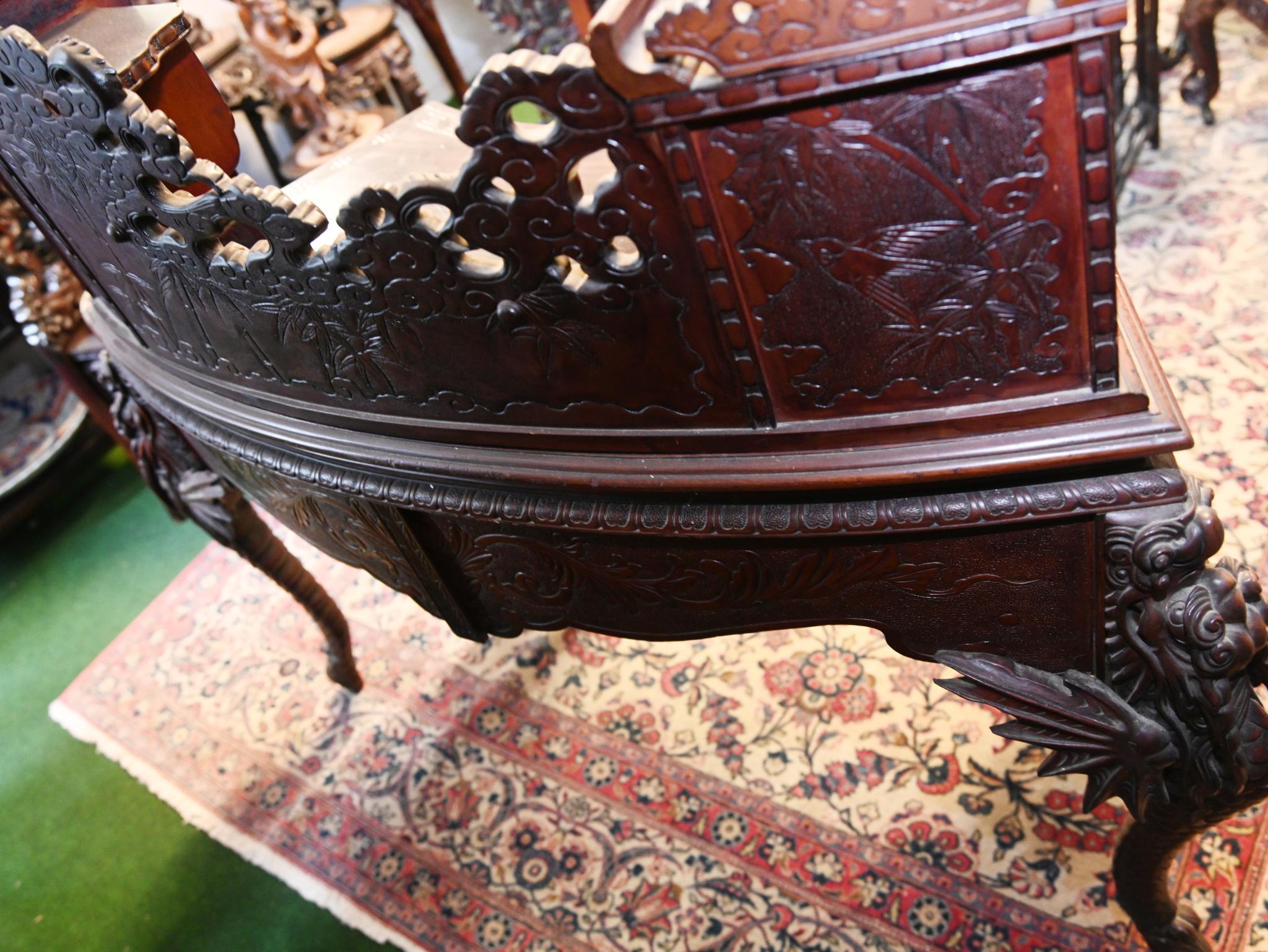 Japanischer geschnitzter Schreibtisch aus Hartholz aus der Meiji-Ära, Asiatisch 1860 im Angebot 2