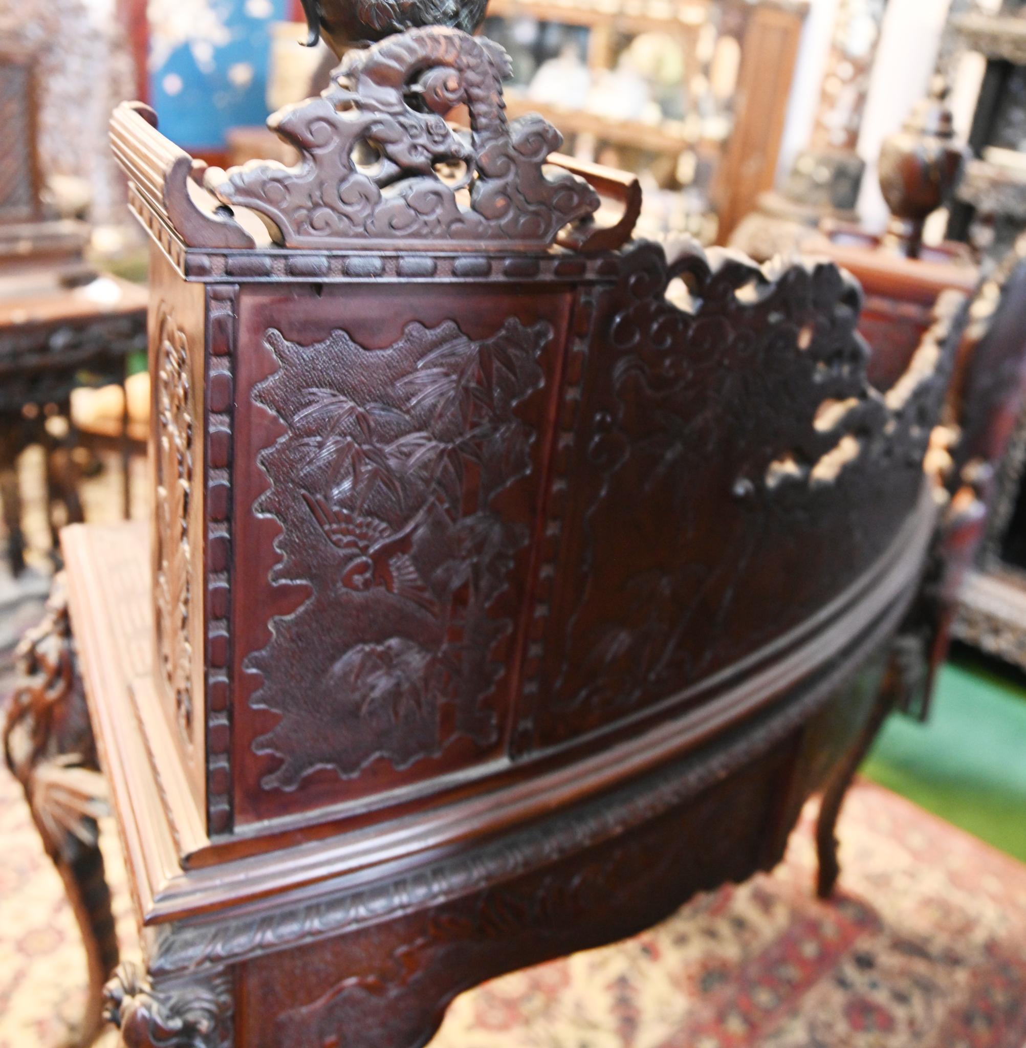 Japanischer geschnitzter Schreibtisch aus Hartholz aus der Meiji-Ära, Asiatisch 1860 im Angebot 5