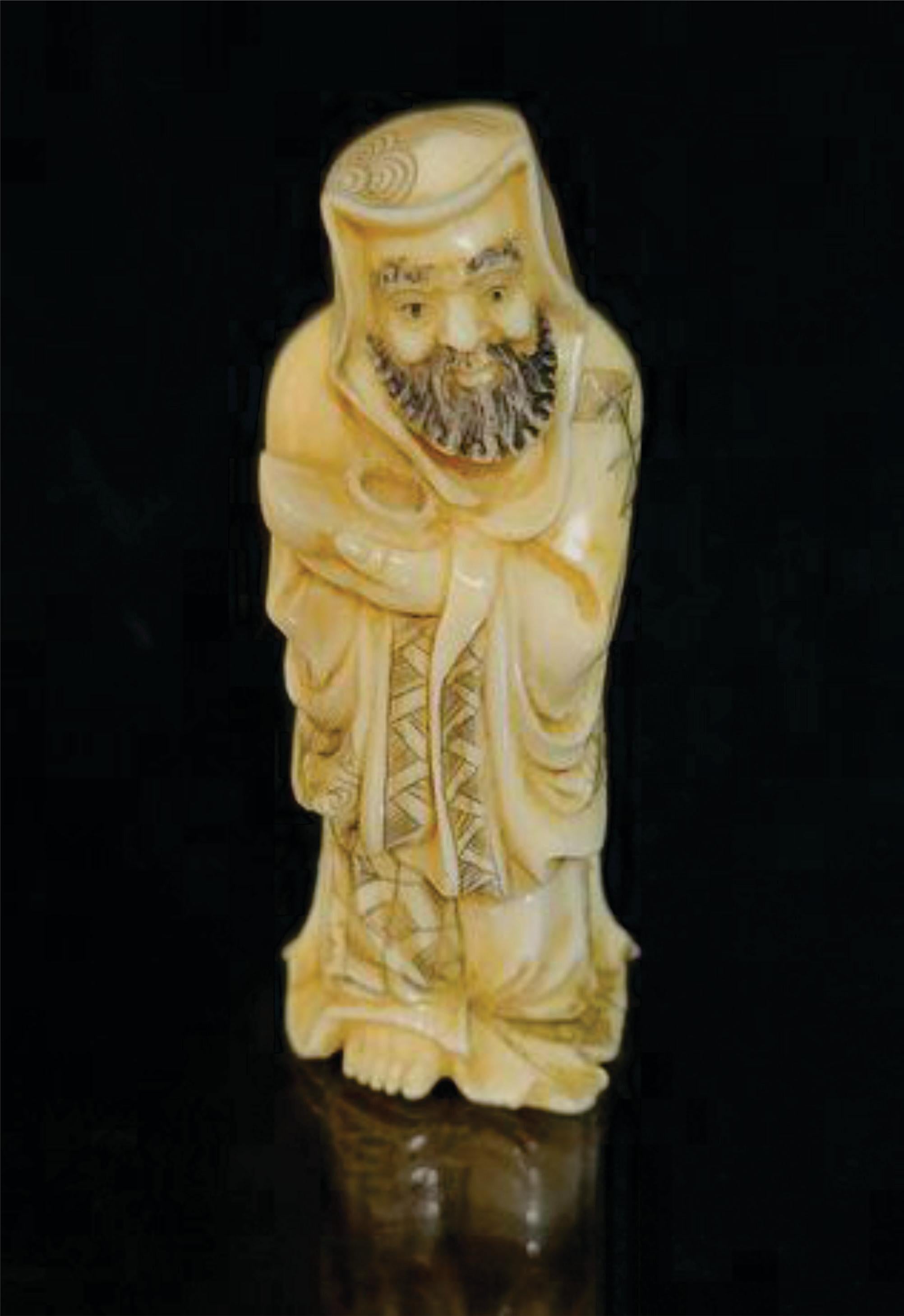 Netsuke Figure japonaise en matériaux mixtes sculptée à la main, un sage tenant un trésor - signée par Shozan, de la période Meiji. Ric.NA006

Une figurine en ivoire véritablement sculptée à la main, Un homme sage tenant un trésor, présente des