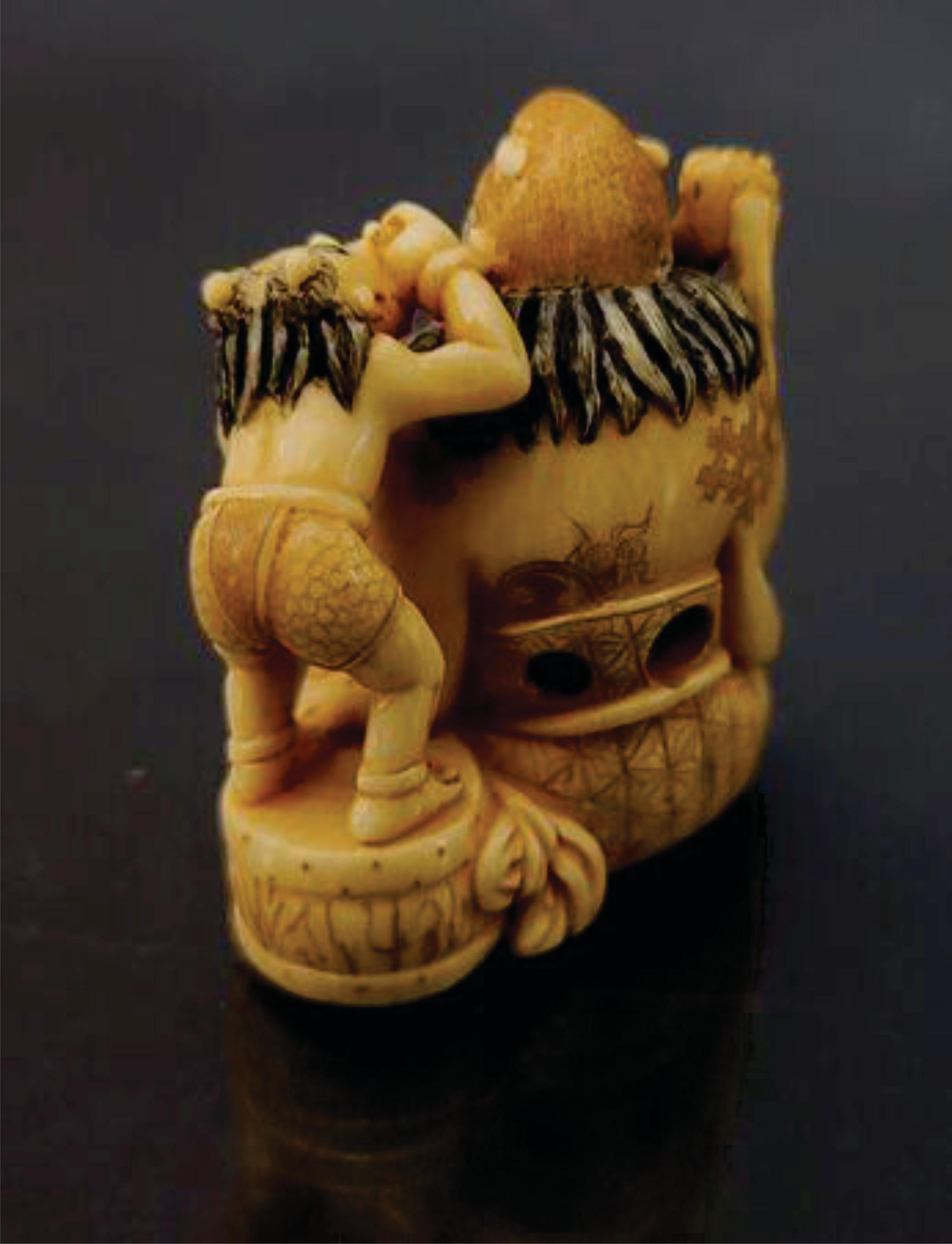 Groupe de figures polychromes sculptées Netsuke, signé par Tomoaki, période Meiji. Ric.NA005

Un groupe de figurines en ivoire véritablement sculpté à la main, représentant un chasseur de fantômes tenant un sabre, et un petit fantôme le servant à