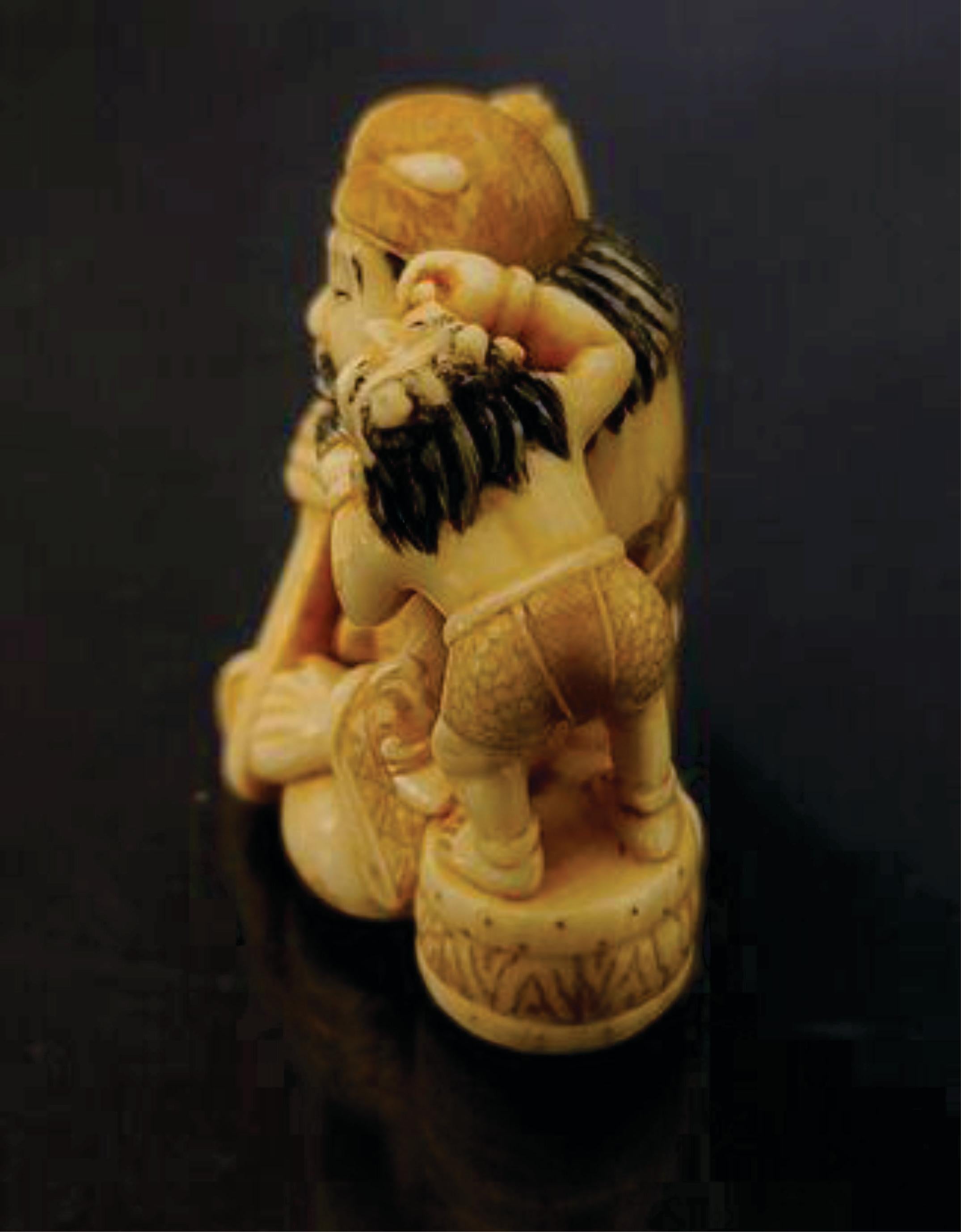 Japanische geschnitzte polychrom verzierte japanische Netsuke-Figurengruppe aus Netzsuke von Tomoaki, Meiji  (Handgefertigt) im Angebot