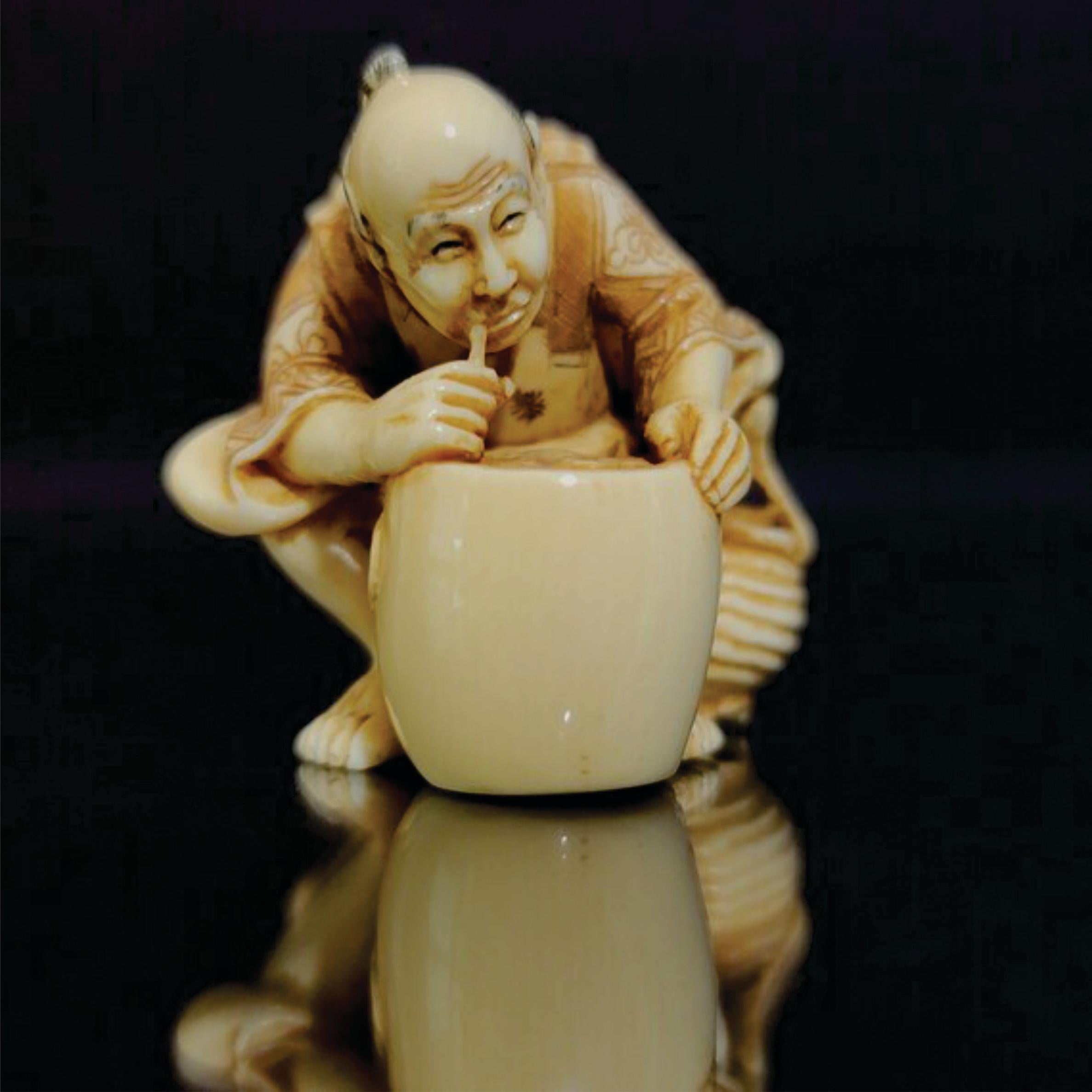 Netsuke Figure japonaise décorée en polychrome et sculptée à la main, signée par Yoshitomo, de la période Meiji. Ric.NA004

Cette figurine en ivoire véritablement sculptée à la main, un vieil homme tenant une paille et trempant une sorte de liquide