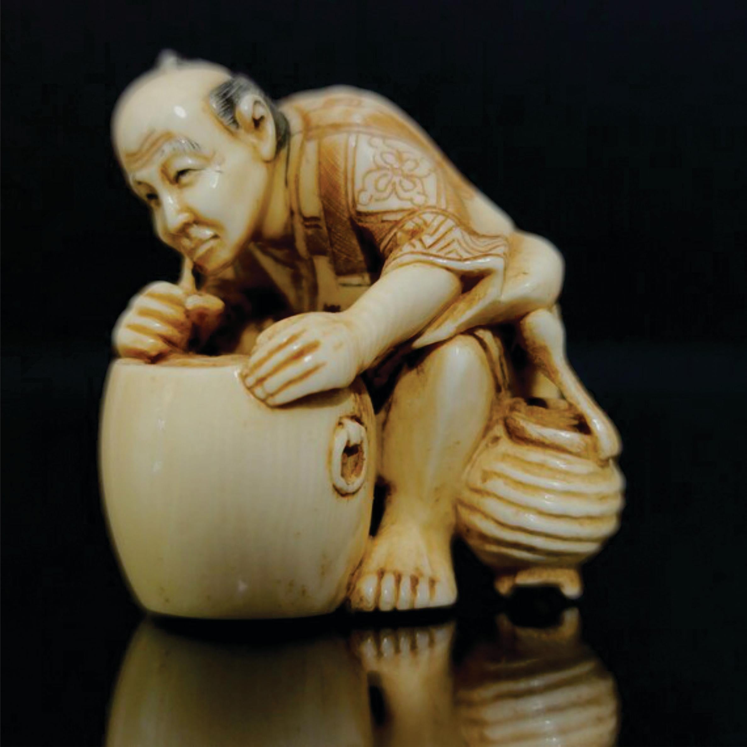 Figure japonaise sculptée Netsuke à décor polychrome, signée par Yoshitomo, Meiji  en vente 2
