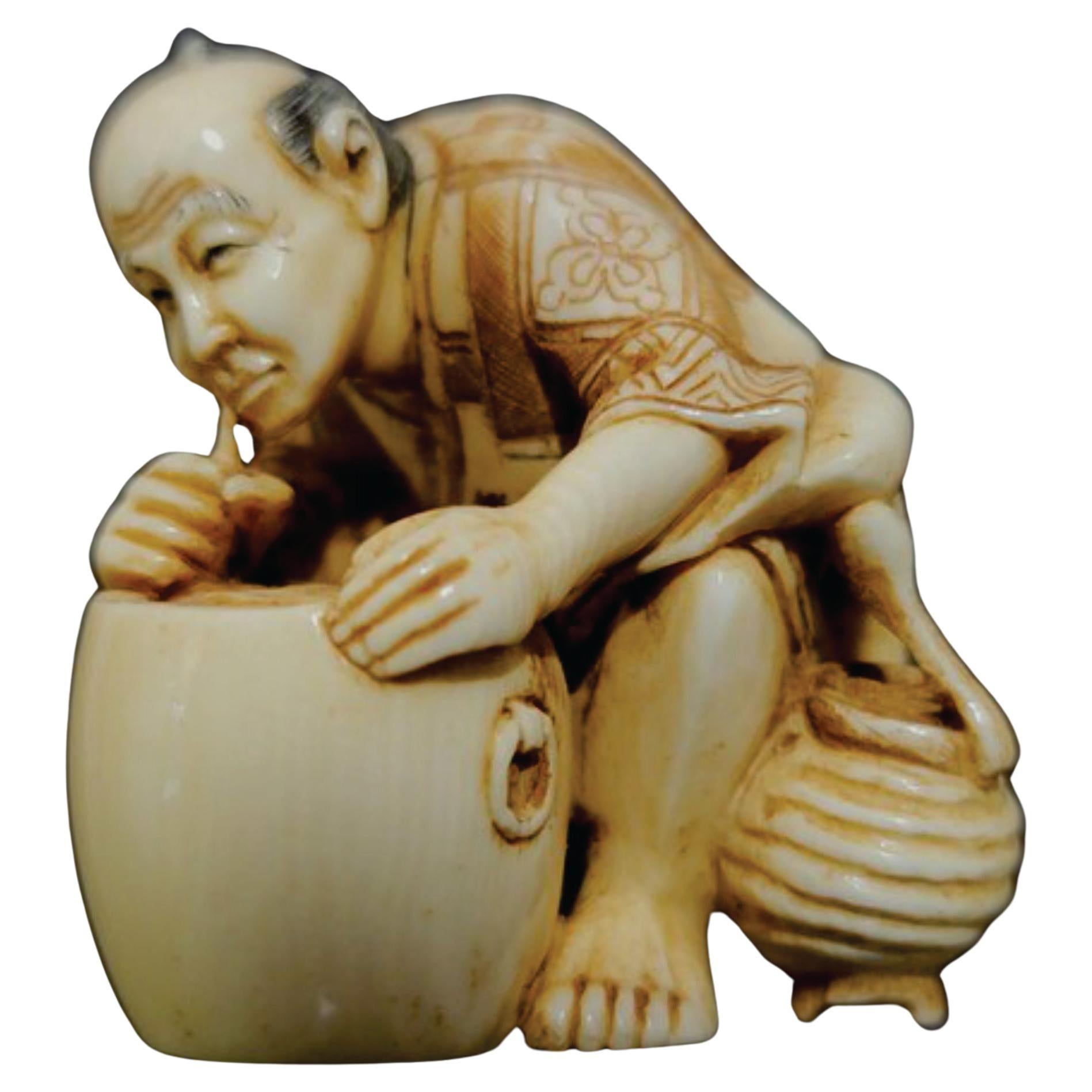 Japanische geschnitzte polychrom verzierte japanische Netsuke-Figur aus Netzsuke, signiert von Yoshitomo, Meiji  im Angebot