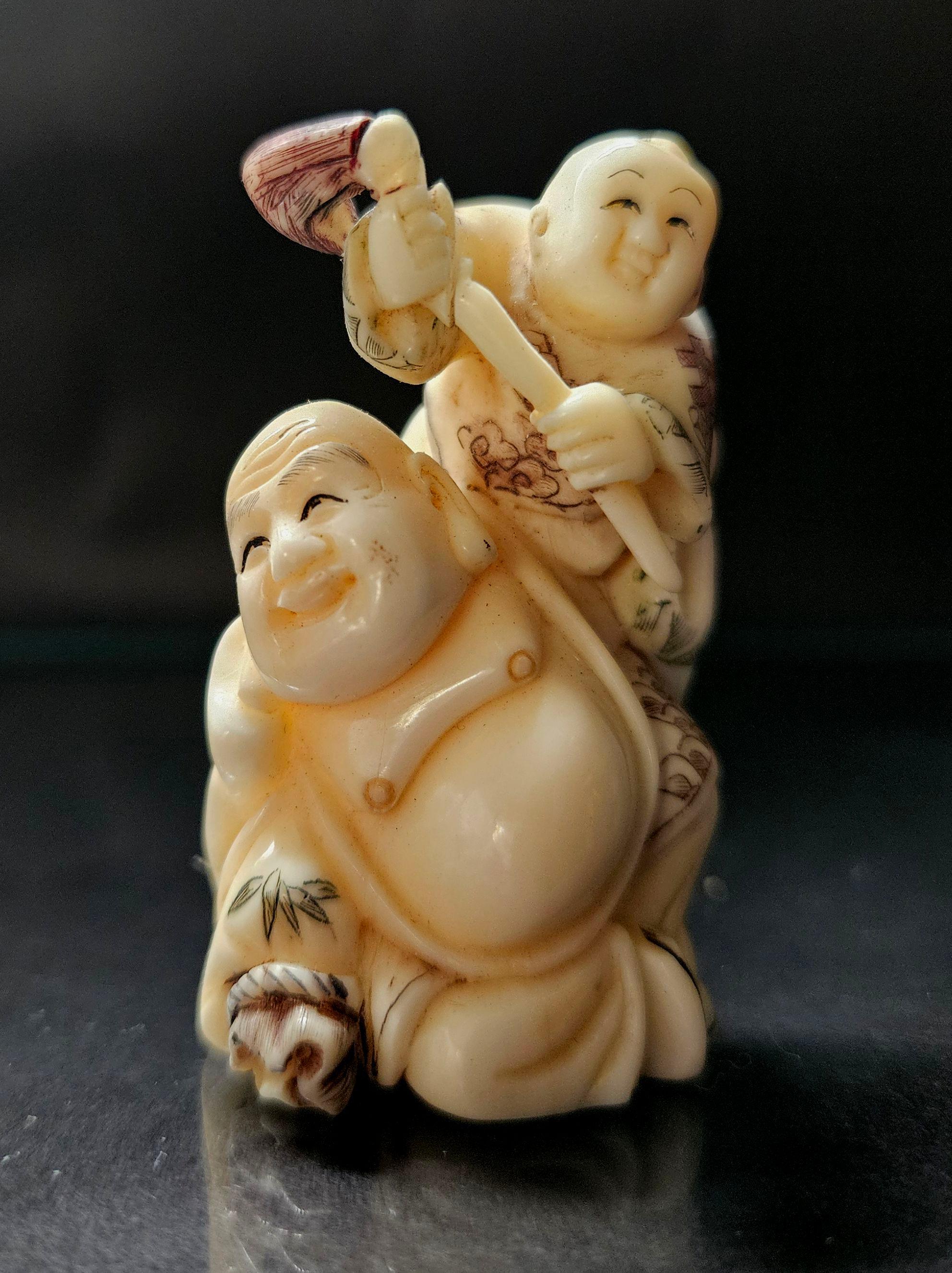 Netsuke Groupe de figures polychromes japonaises sculptées à la main #1 par Yoshikawa 