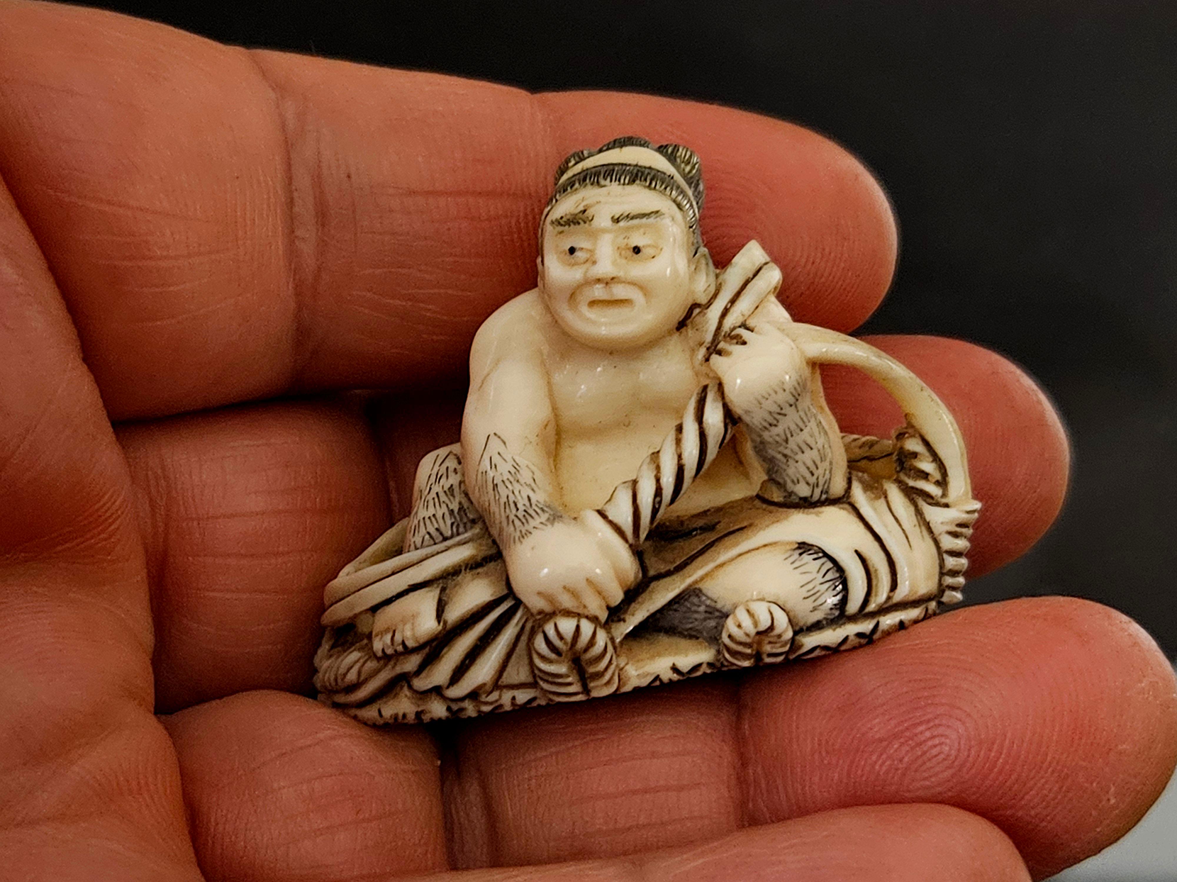 Figure polychrome japonaise Netsuke sculptée « Sumo » signée, période Meiji 3