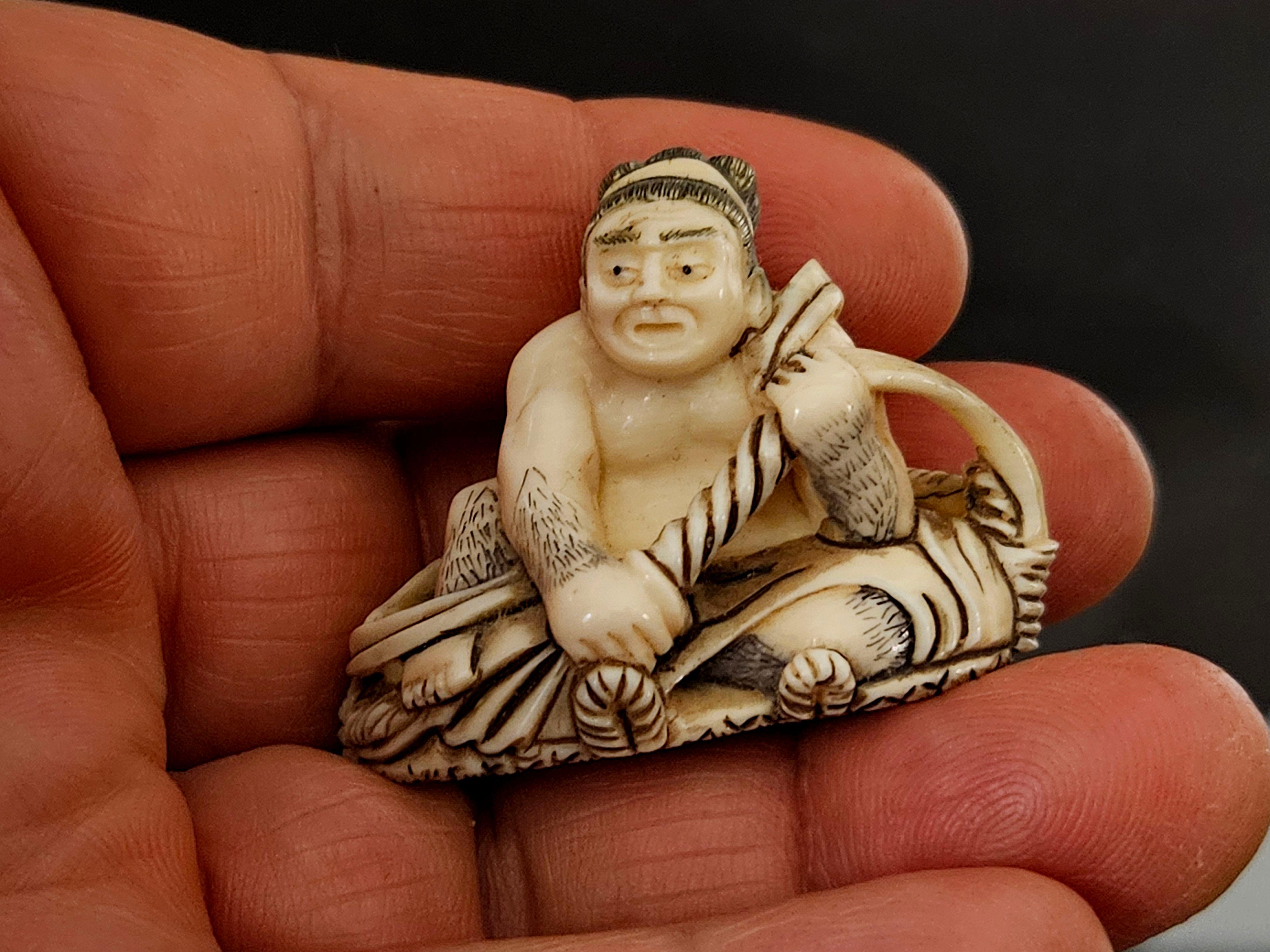 Figure polychrome japonaise Netsuke sculptée « Sumo » signée, période Meiji en vente 4