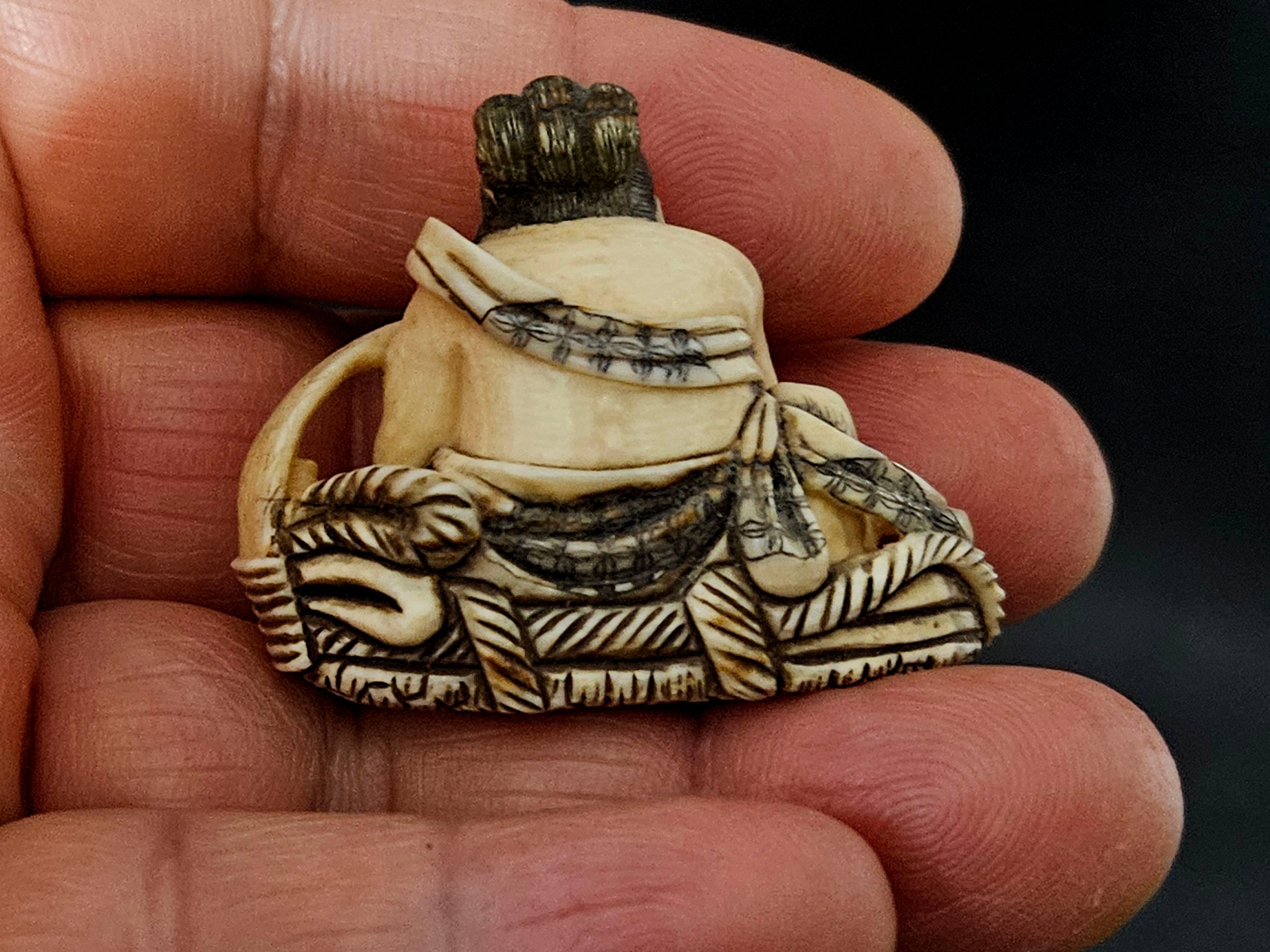 Figure polychrome japonaise Netsuke sculptée « Sumo » signée, période Meiji 4