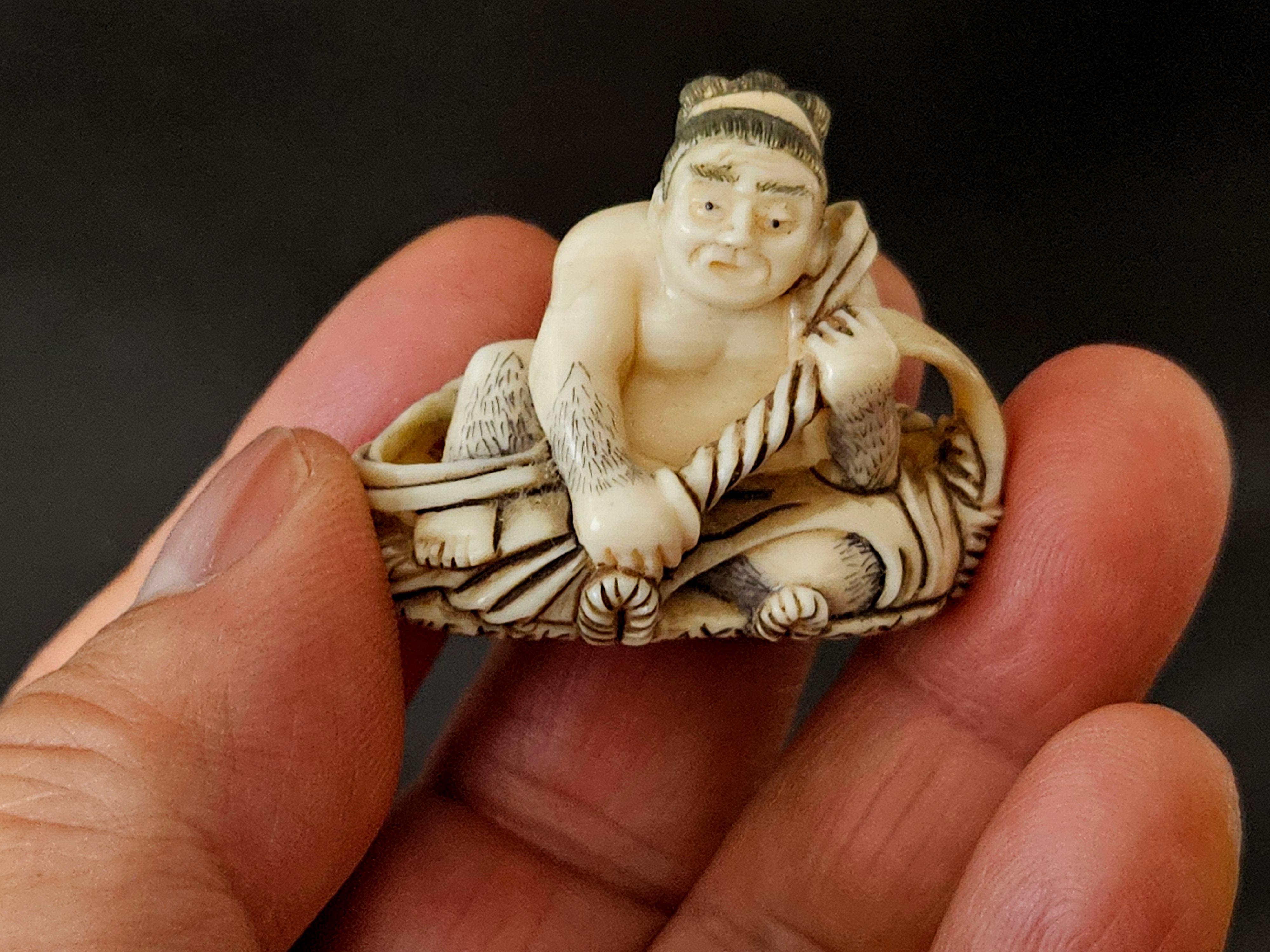 Figure polychrome japonaise Netsuke sculptée « Sumo » signée, période Meiji 5