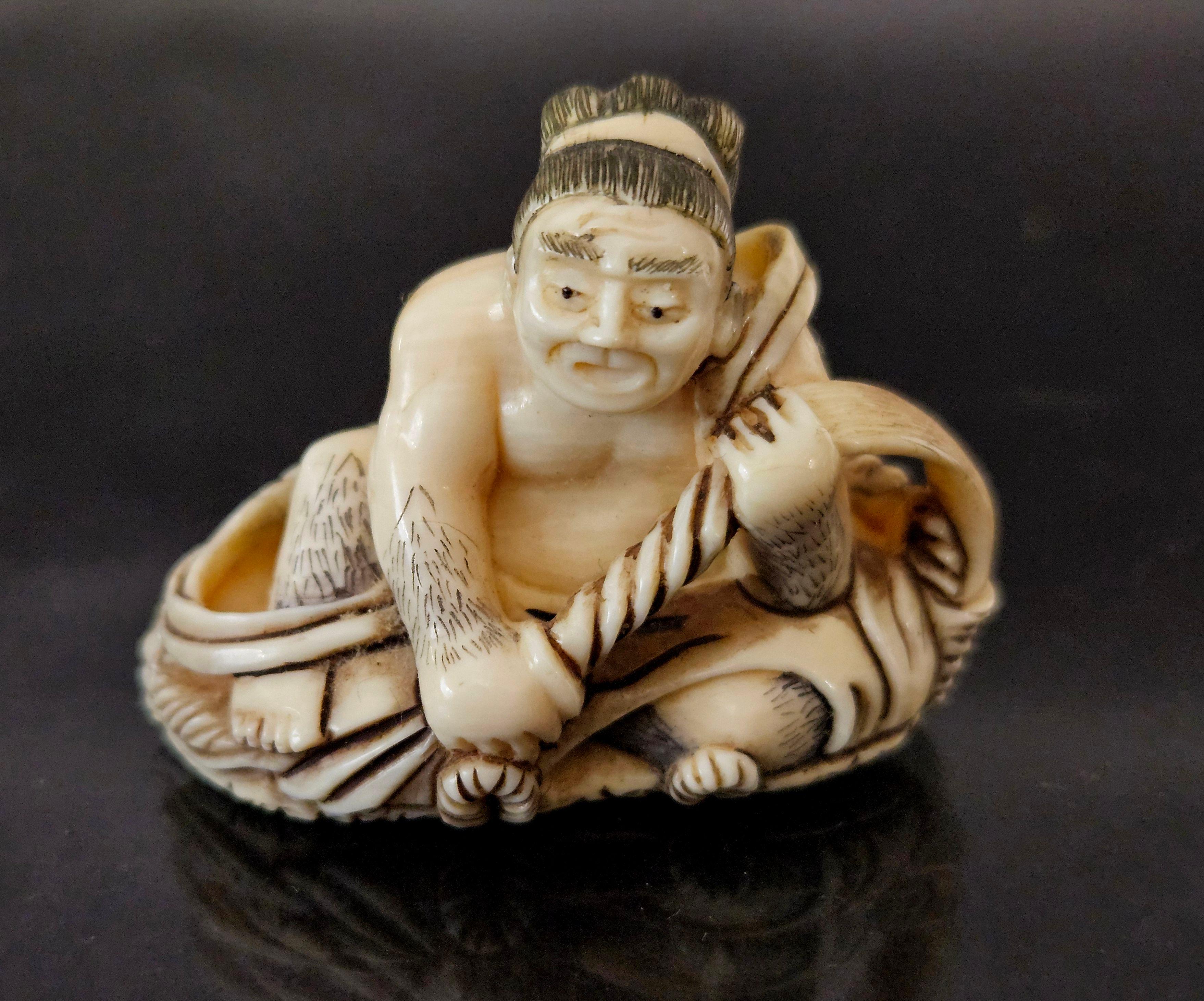 Netsuke japonais sculpté à la main, figure décorée en polychromie 