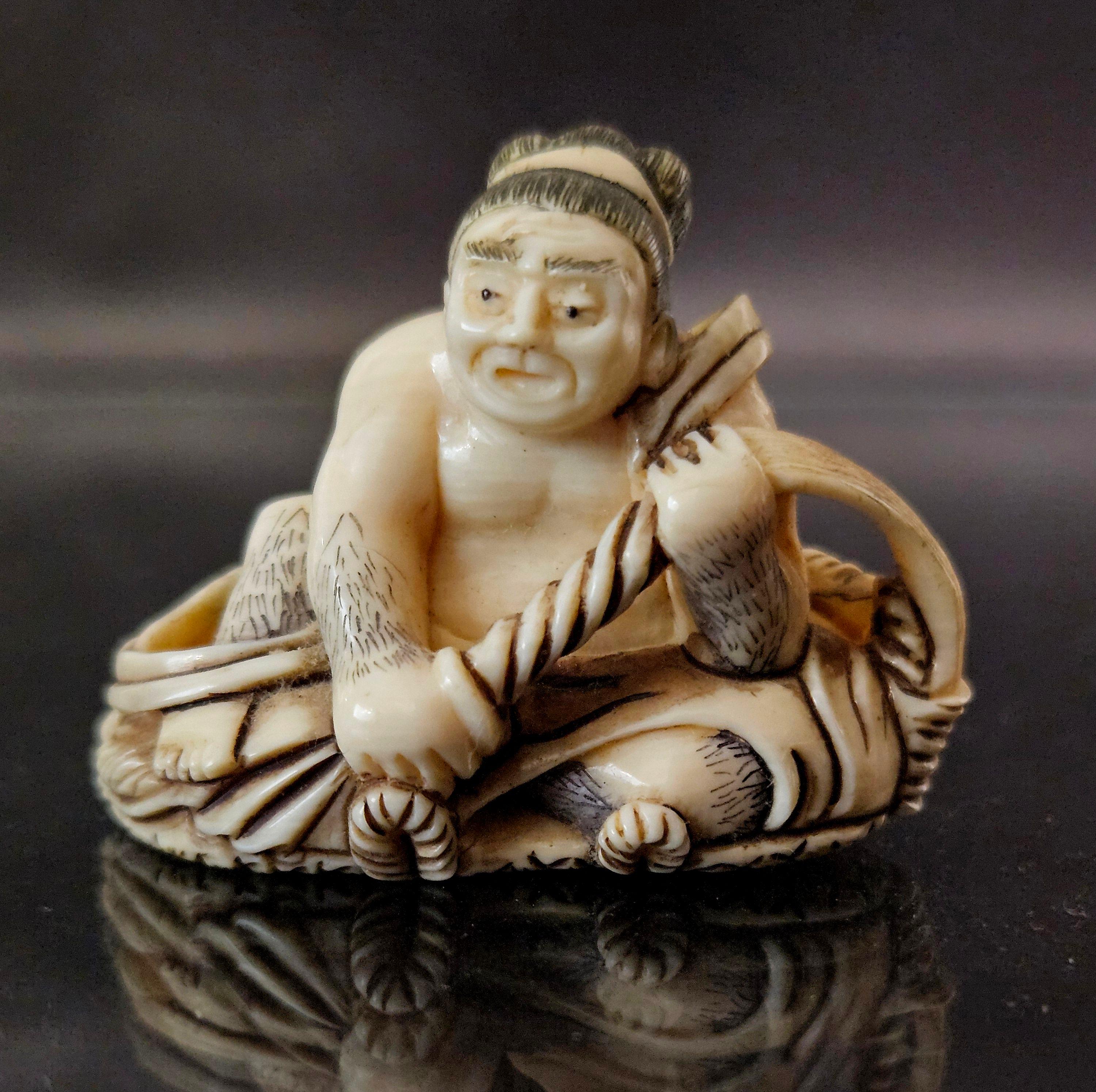 Japonais Figure polychrome japonaise Netsuke sculptée « Sumo » signée, période Meiji en vente