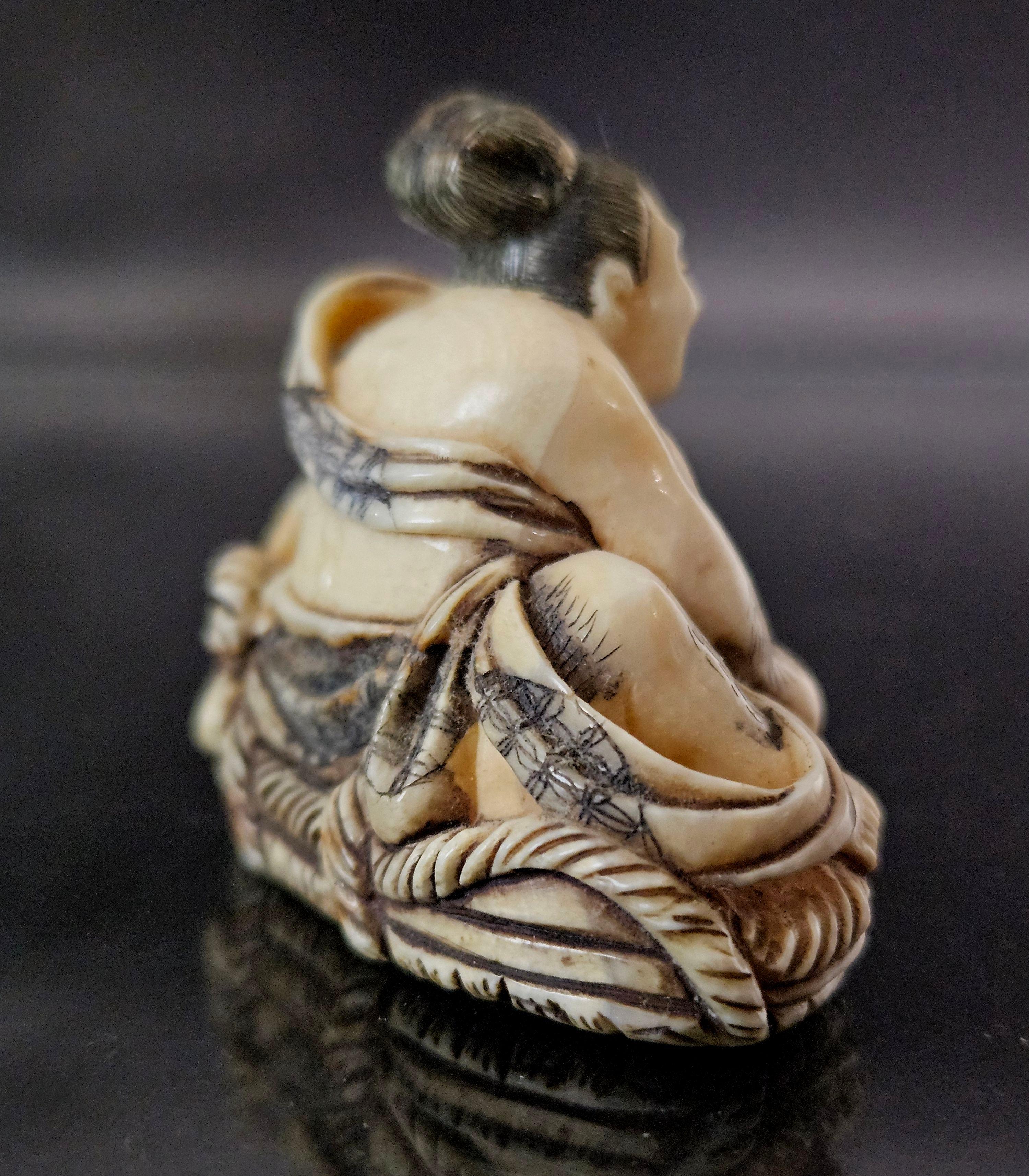 Japonais Figure polychrome japonaise Netsuke sculptée « Sumo » signée, période Meiji
