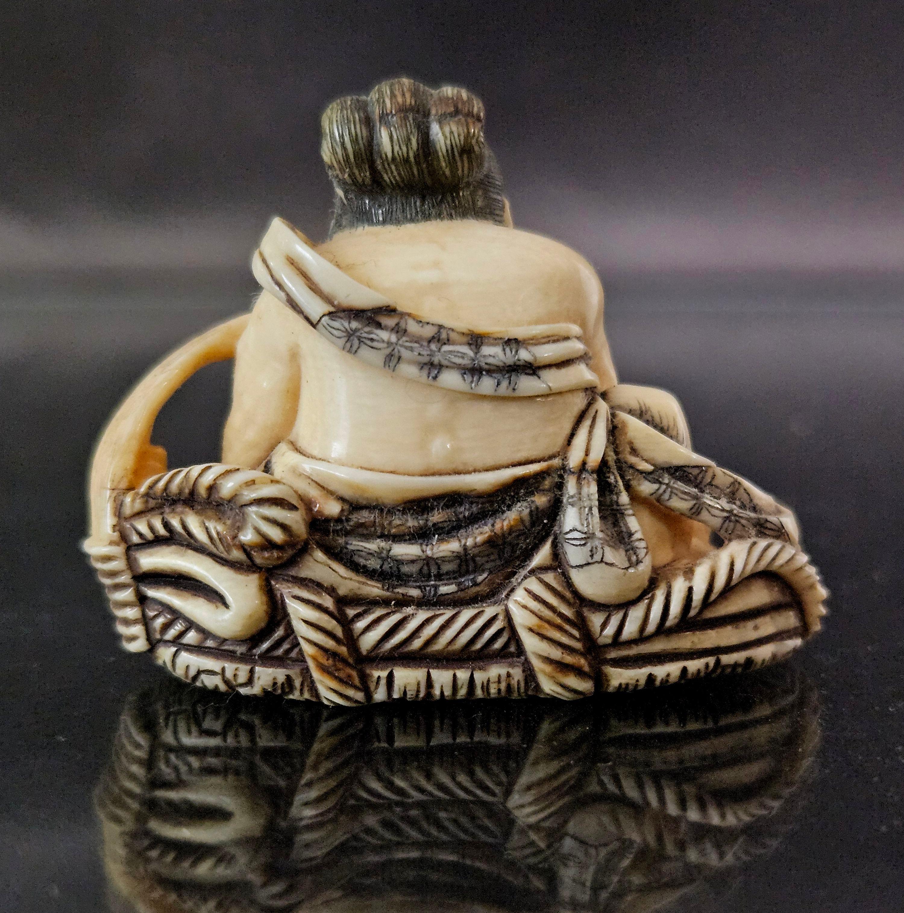 Fait main Figure polychrome japonaise Netsuke sculptée « Sumo » signée, période Meiji