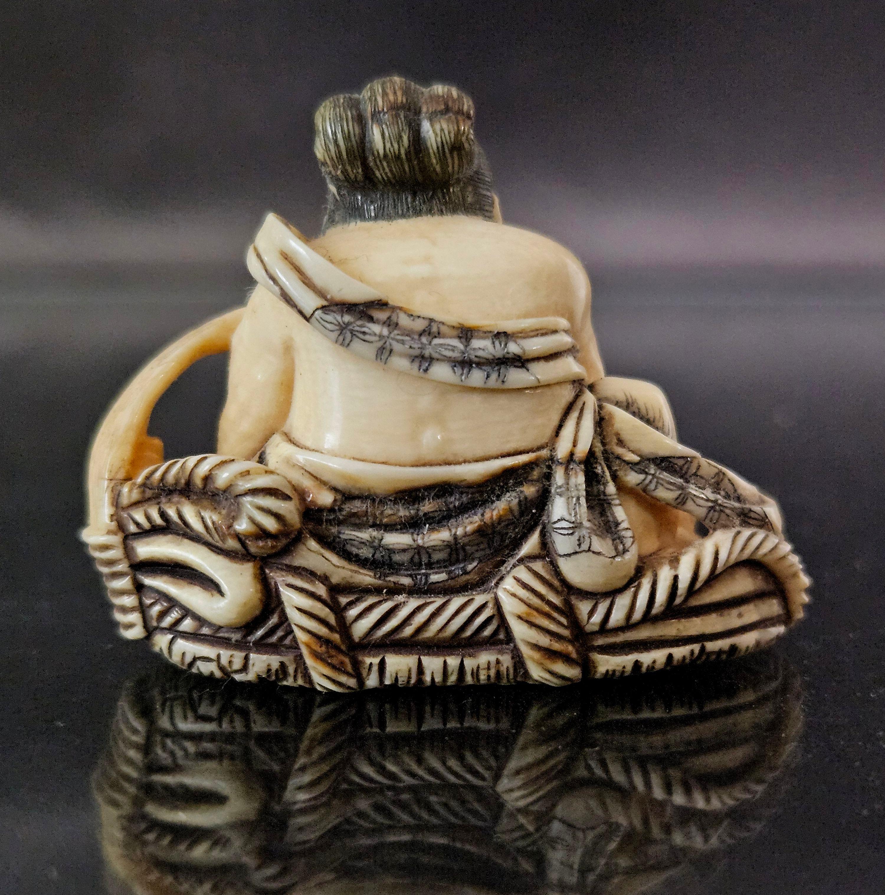 Figure polychrome japonaise Netsuke sculptée « Sumo » signée, période Meiji Excellent état - En vente à Norton, MA