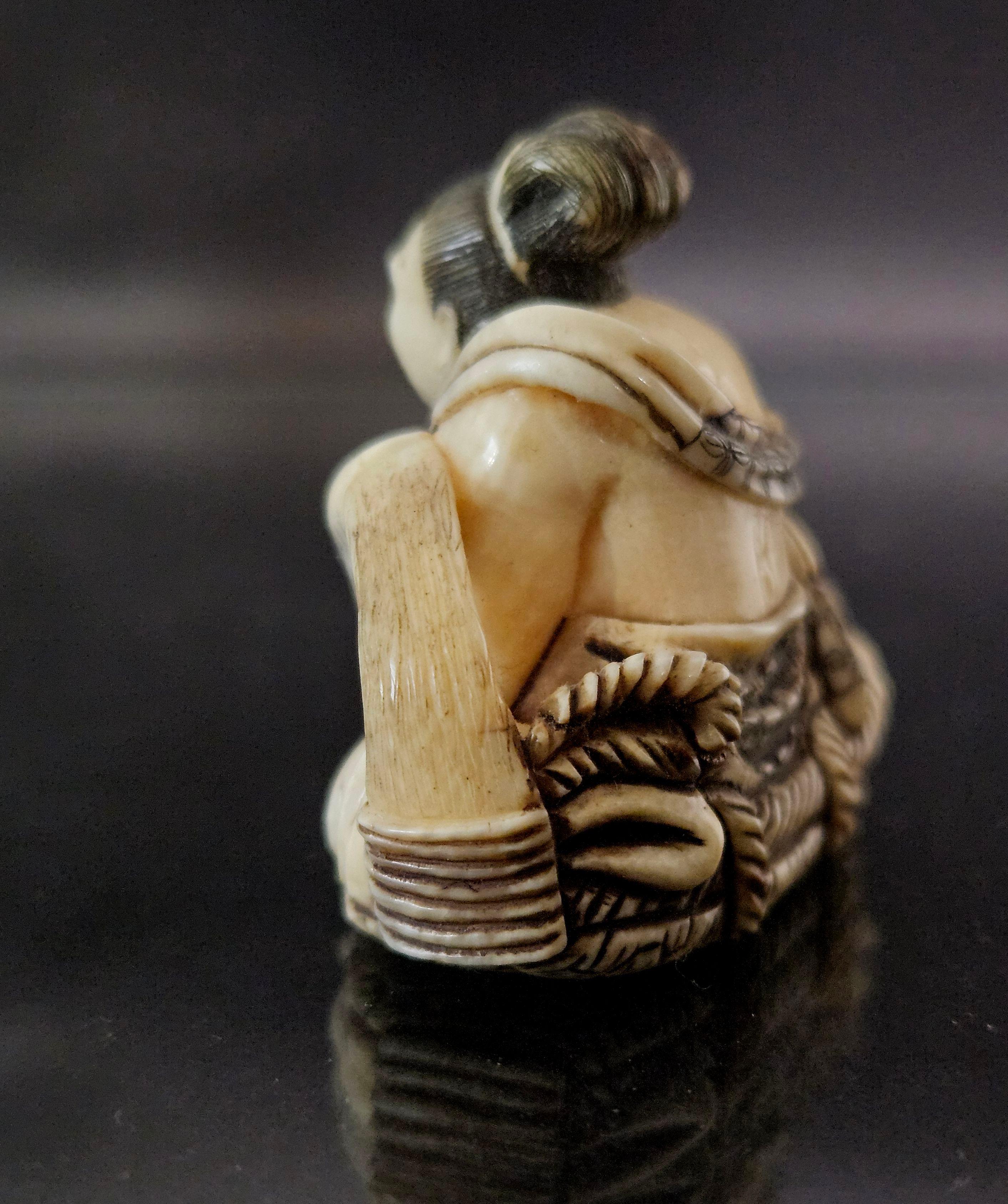 Figure polychrome japonaise Netsuke sculptée « Sumo » signée, période Meiji Excellent état à Norton, MA