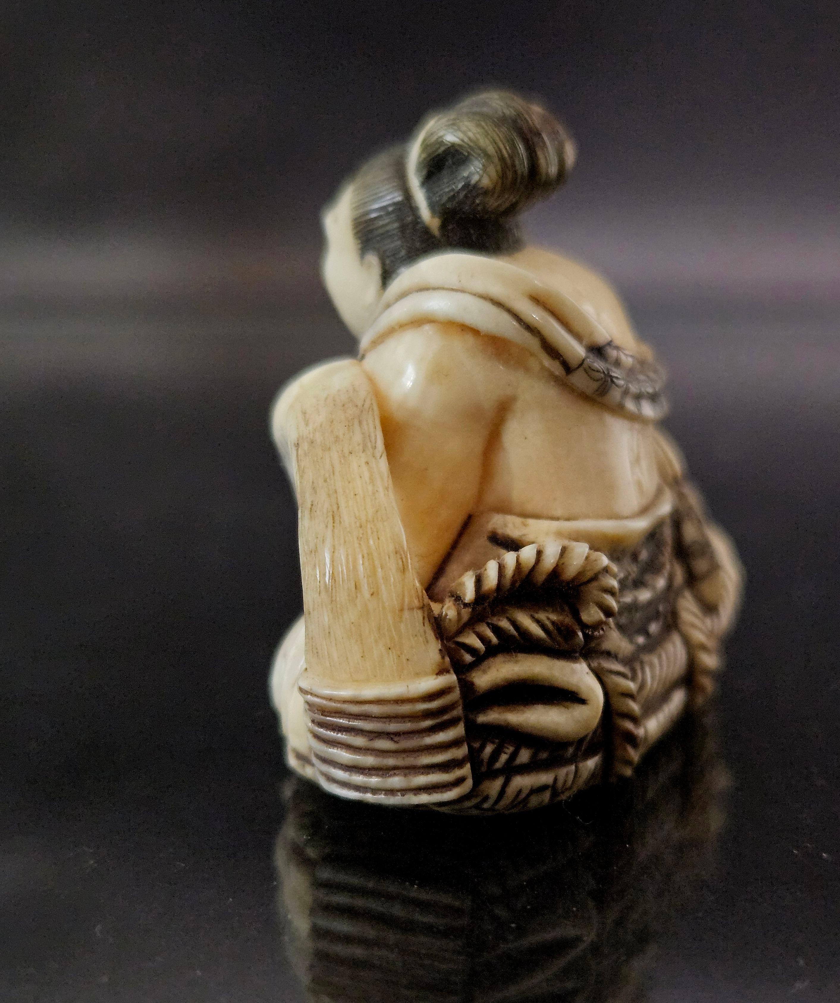 XIXe siècle Figure polychrome japonaise Netsuke sculptée « Sumo » signée, période Meiji en vente