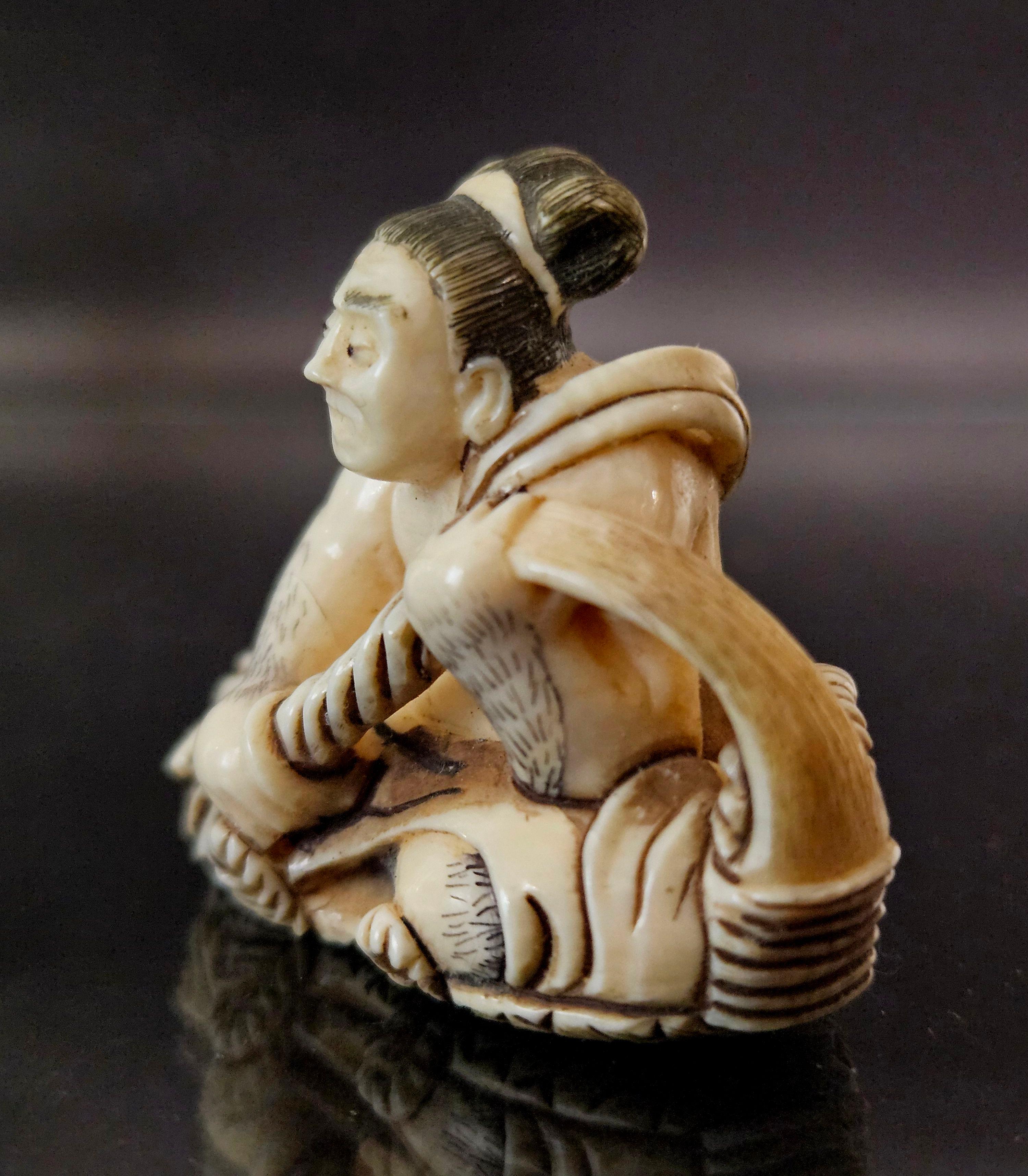 Ivoire Figure polychrome japonaise Netsuke sculptée « Sumo » signée, période Meiji en vente