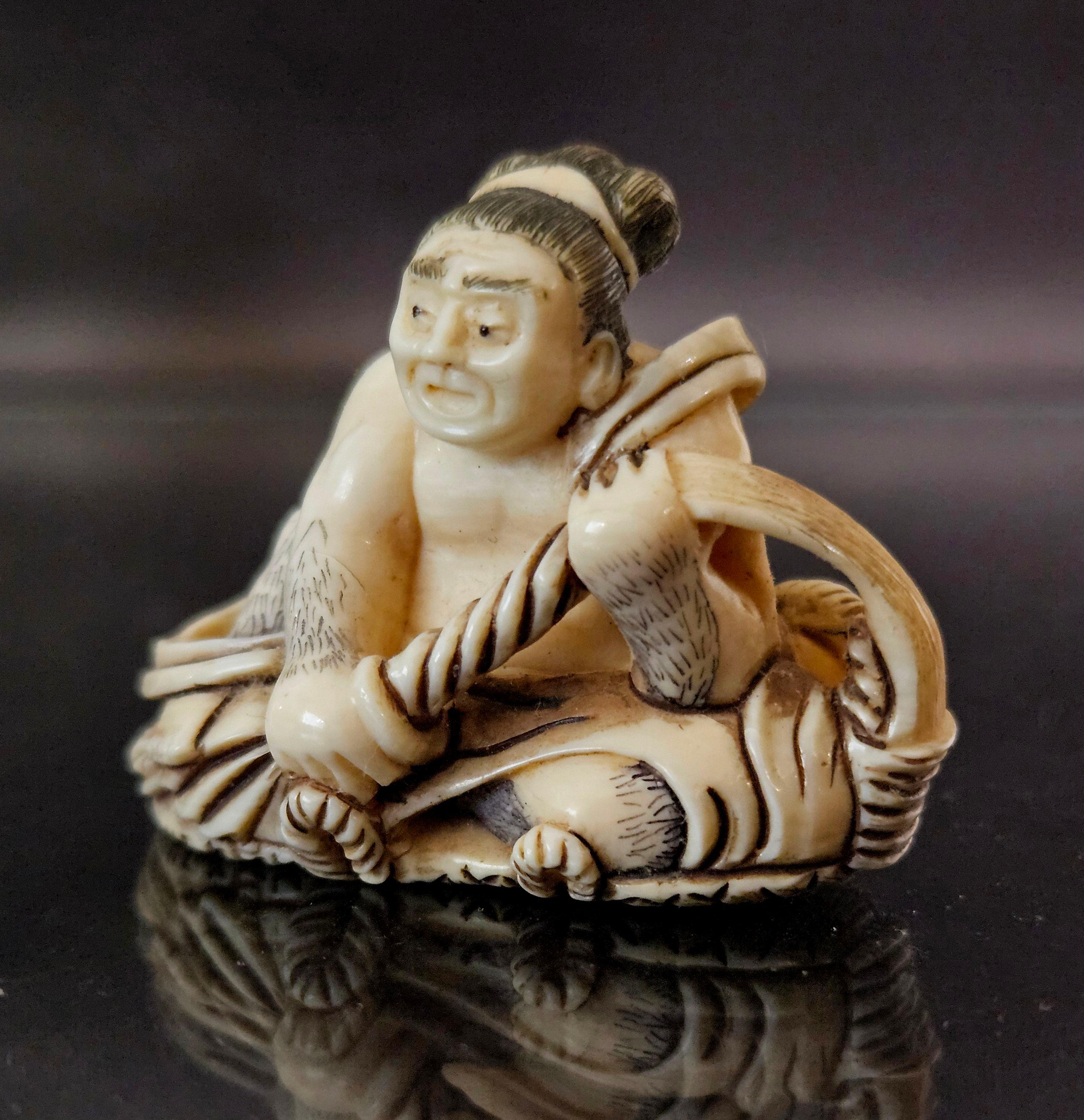 Ivoire Figure polychrome japonaise Netsuke sculptée « Sumo » signée, période Meiji