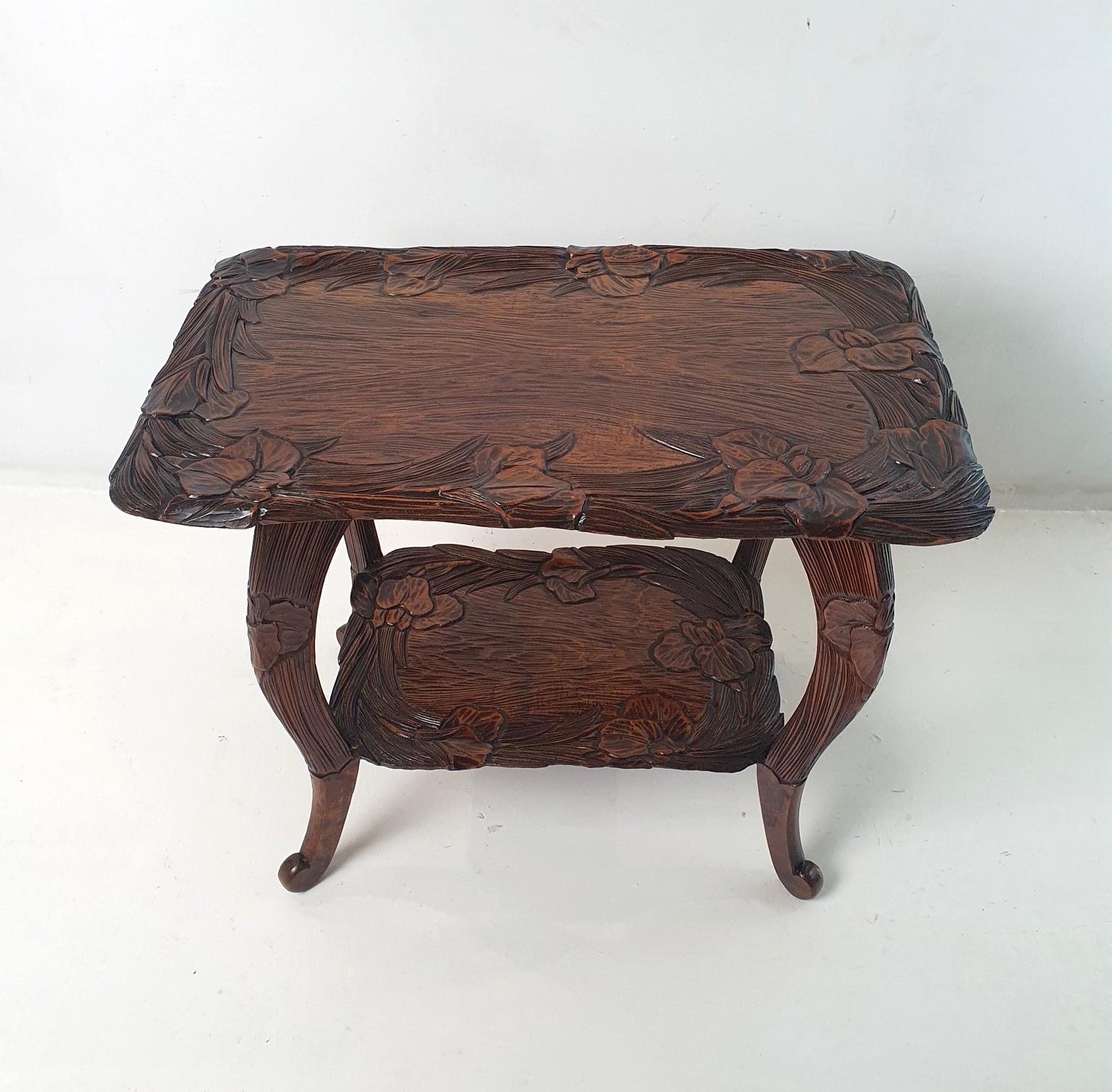 Ein geschnitzter japanischer Kamakura-Bori-Beistelltisch, vertrieben von Liberty & Co. Um 1900.

Diese Art von Tischen wurde von Liberty & Co in Auftrag gegeben und von Fischern in Japan handgeschnitzt. Die Firma importierte Waren aus dem Nahen