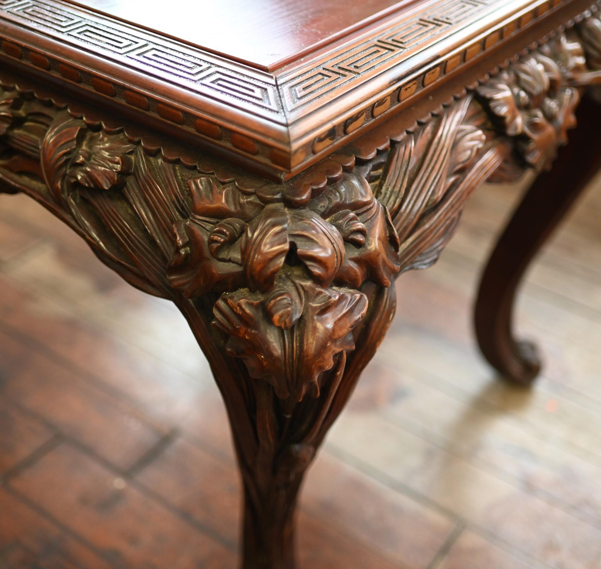 Bois de feuillus Table d'appoint japonaise sculptée en bois dur 19ème siècle en vente