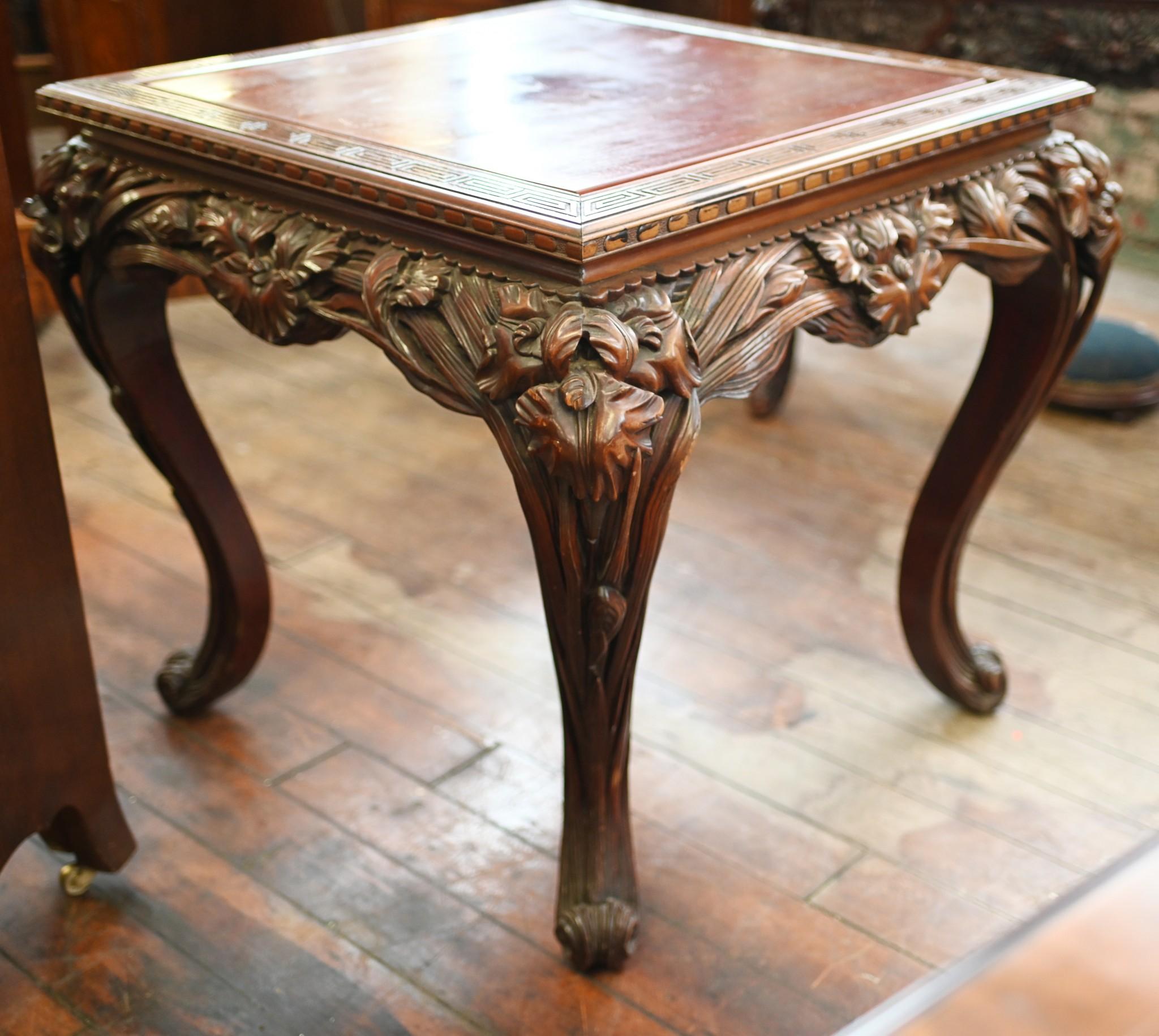 Table d'appoint japonaise sculptée en bois dur 19ème siècle en vente 2