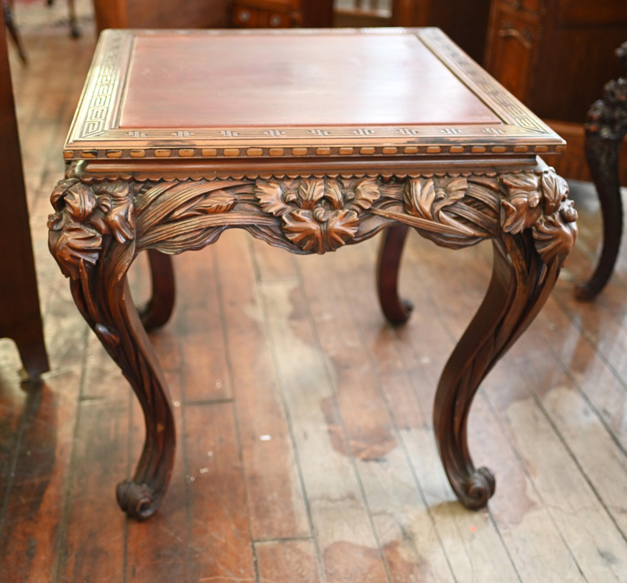 Table d'appoint japonaise sculptée en bois dur 19ème siècle en vente 3