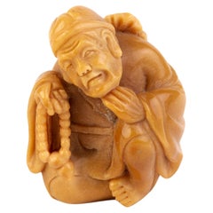 Inro japonais sculpté Tagua Nut Netsuke d'un marchand 