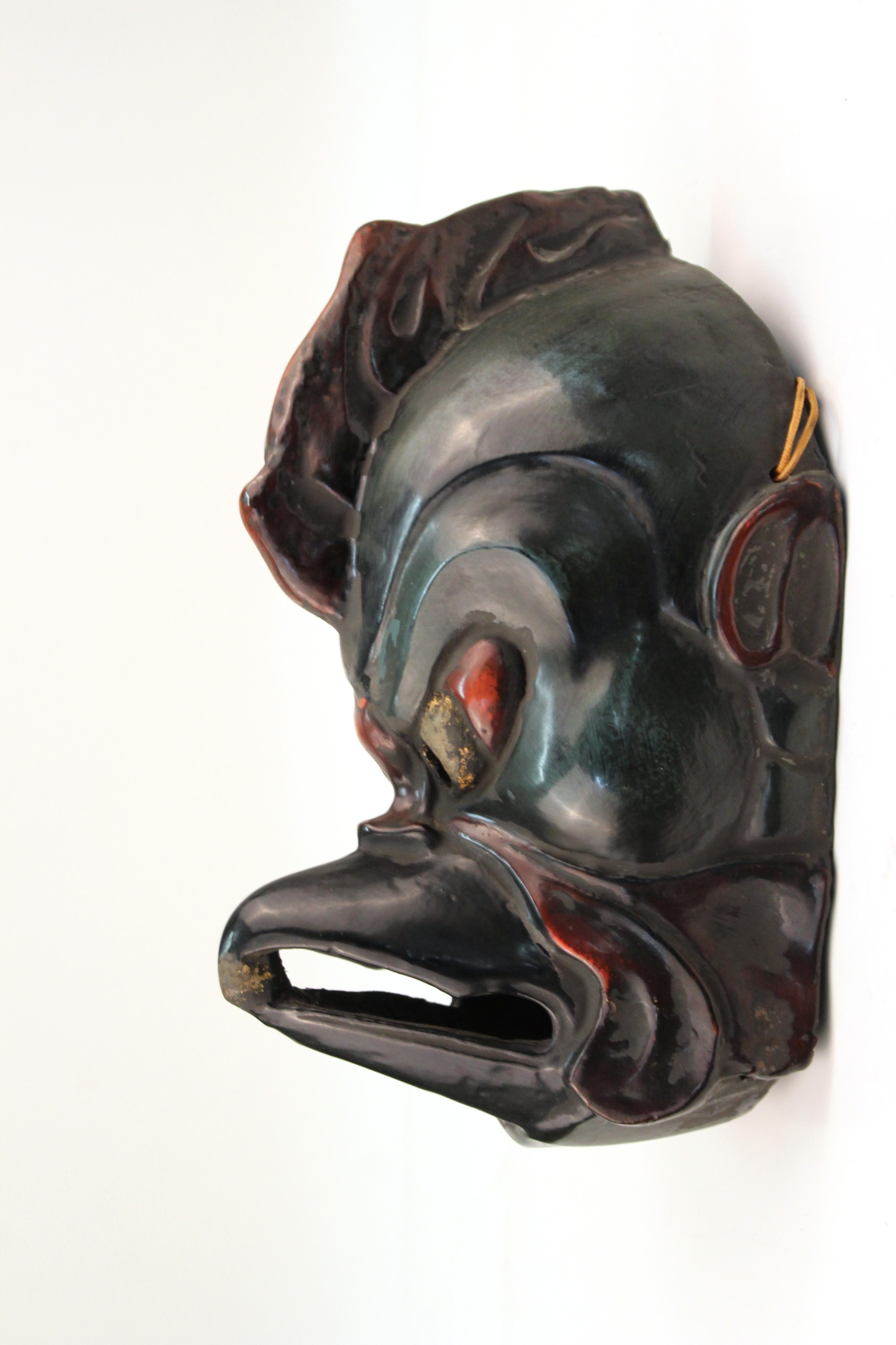 Japanische handgeschnitzte und bemalte Holzmaske des Tengu, des legendären japanischen Volksreligionswesens. Diese Maske, die traditionell als Mischwesen aus Mensch und Raubvogel dargestellt wird, ist in hervorragendem Zustand und stammt aus der