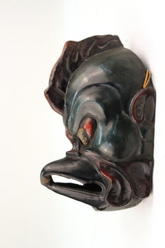 Masque japonais en bois sculpté de Tengu