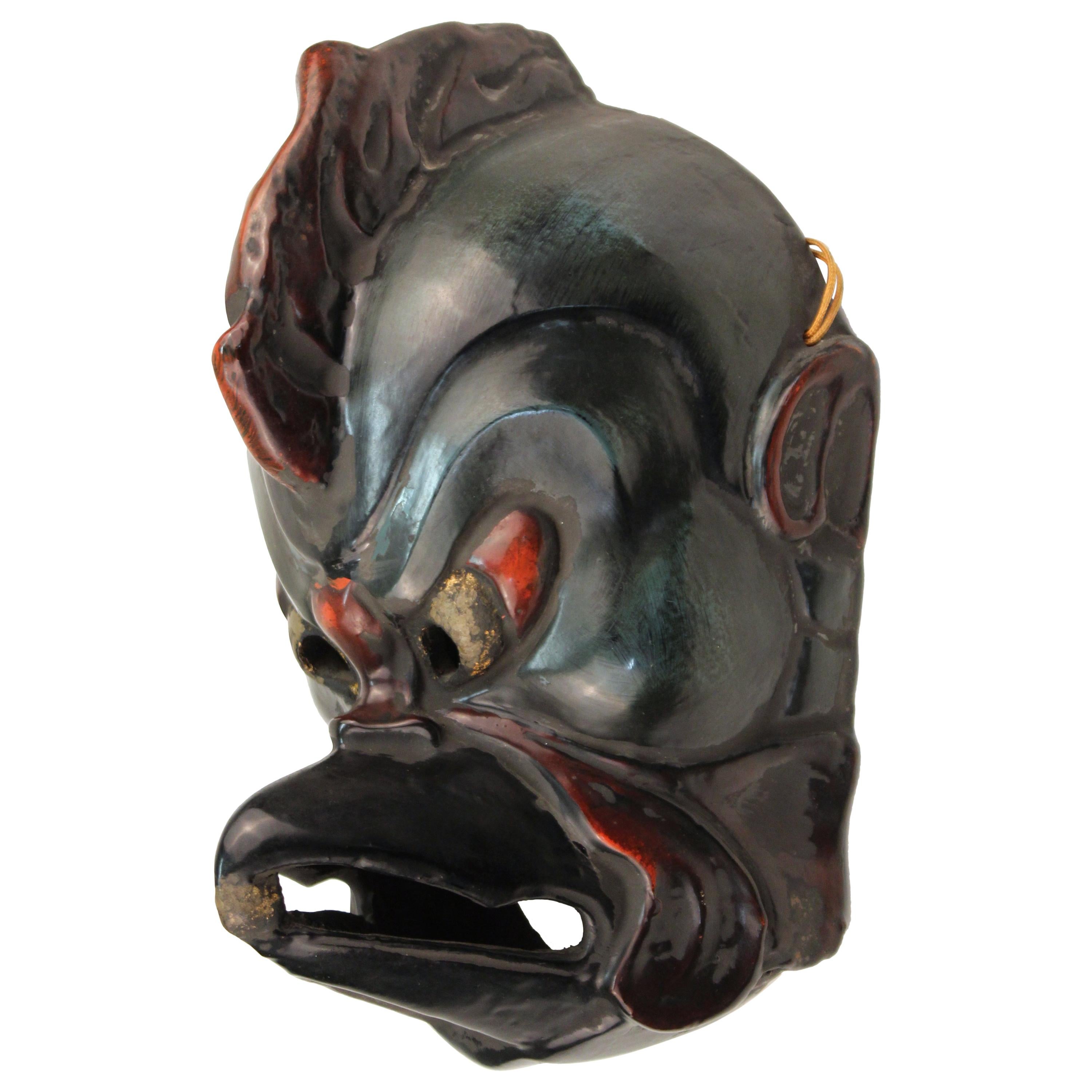 Japanische geschnitzte japanische Holzmaske von Tengu im Angebot