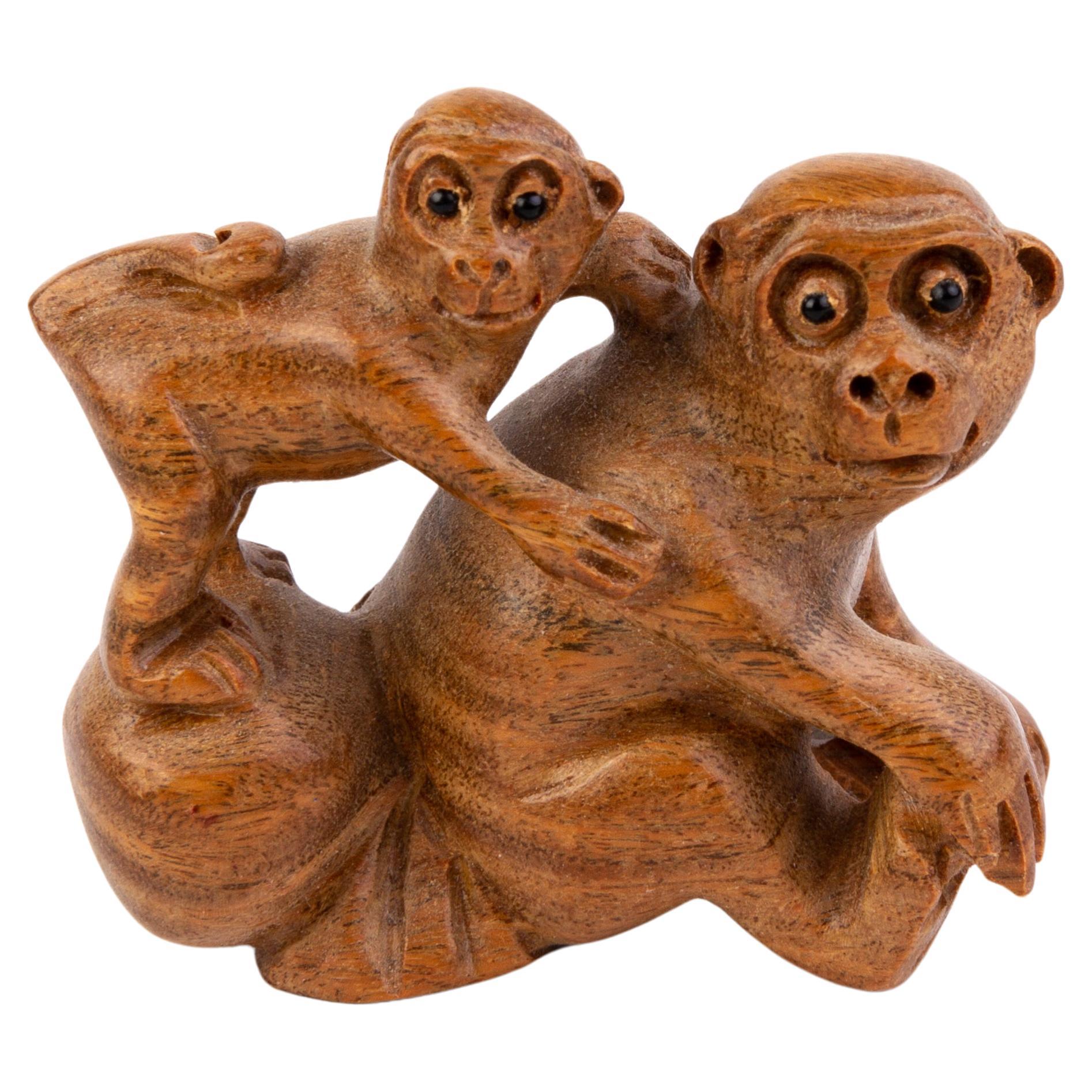 Netsuke Inro japonais en bois sculpté représentant des singes enjoués 