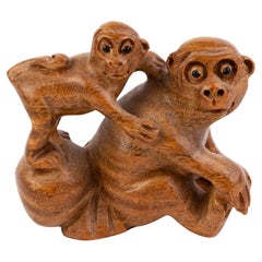 Japanisches geschnitztes Netsuke-Inro aus Holz mit verspielten Affen 