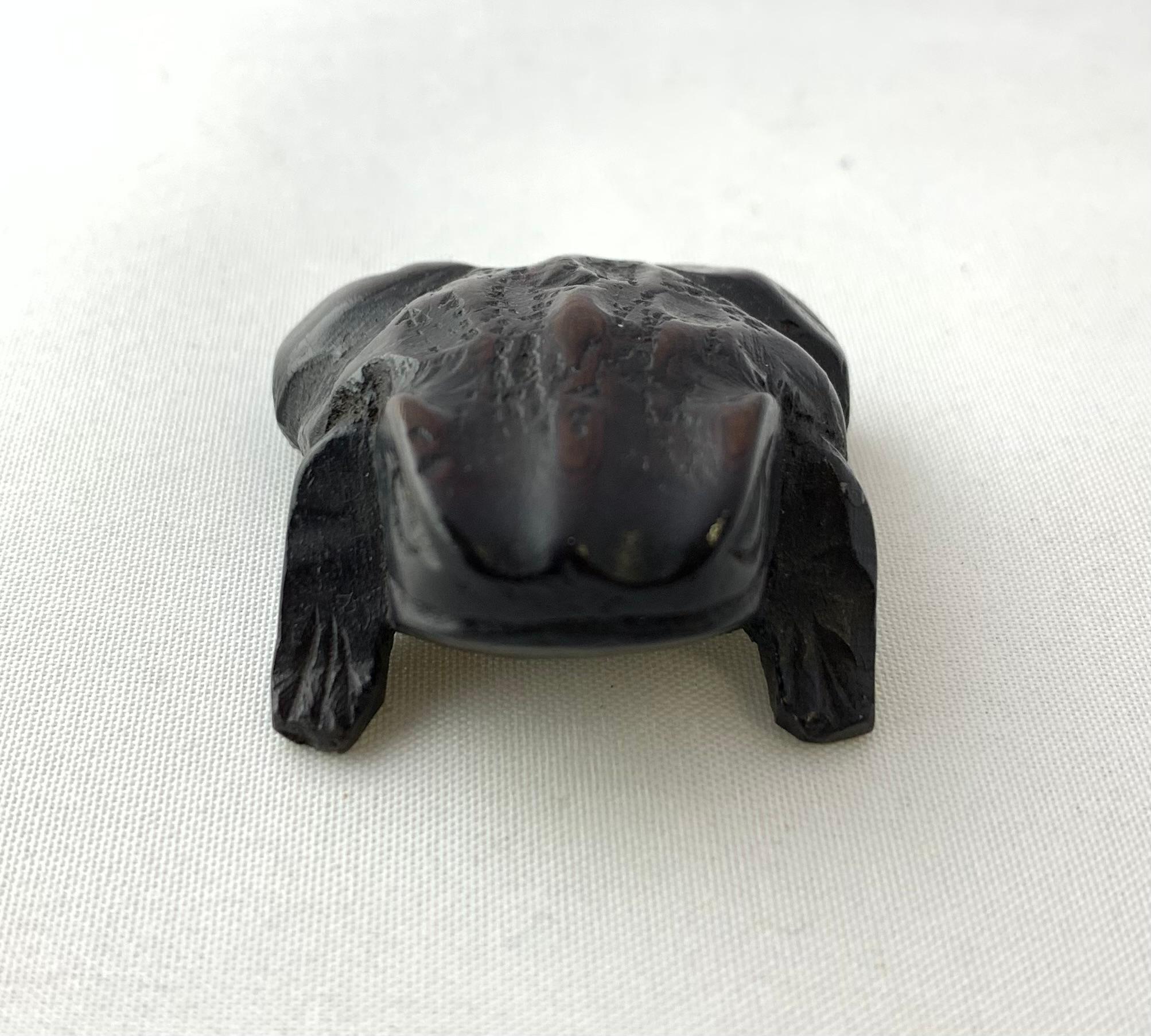 Netsuke di rana in legno di bosso intagliato a mano risalente al periodo Meiji. La rana (kaeru) è associata alla fortuna e alla ricchezza nella cultura giapponese. Kaeru in è un omofono che significa sia 