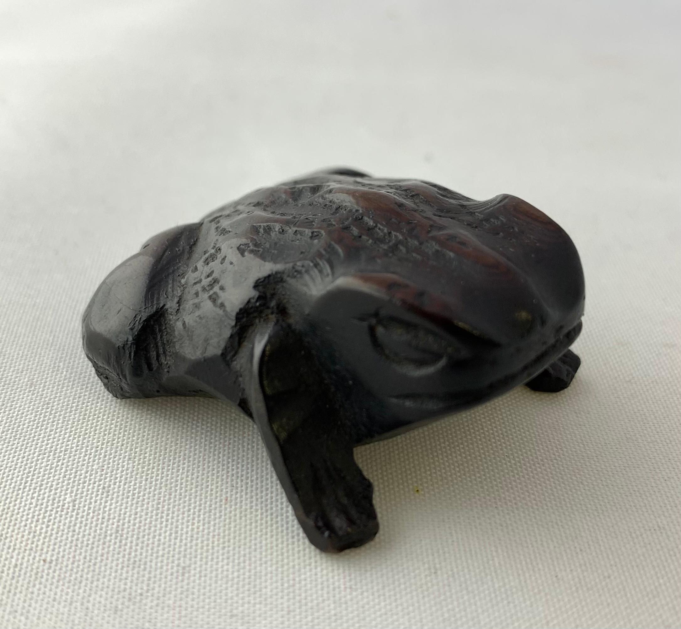Giapponese Netsuke giapponese in legno intagliato di una rana, periodo Taisho in vendita