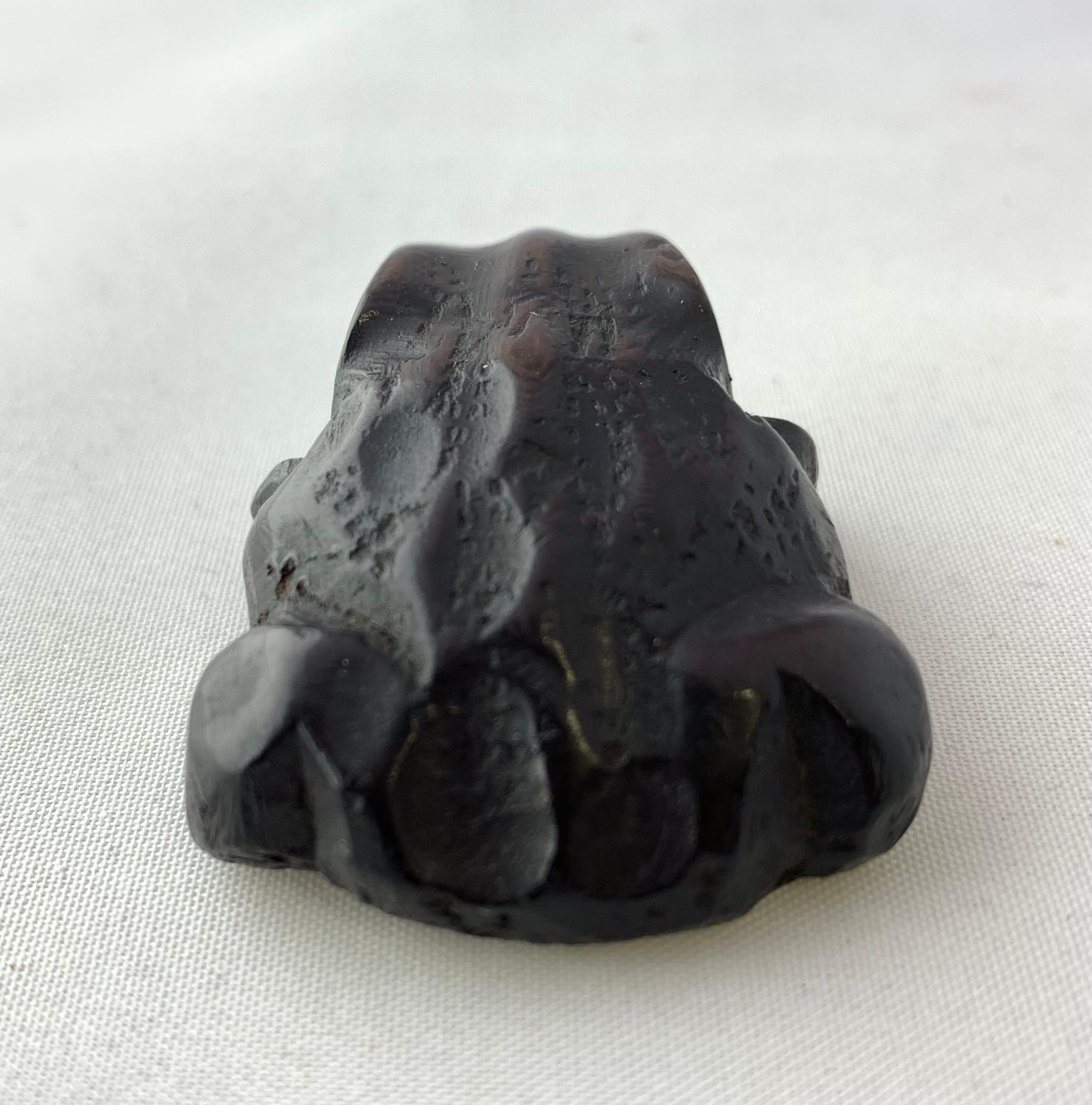Intagliato Netsuke giapponese in legno intagliato di una rana, periodo Taisho in vendita