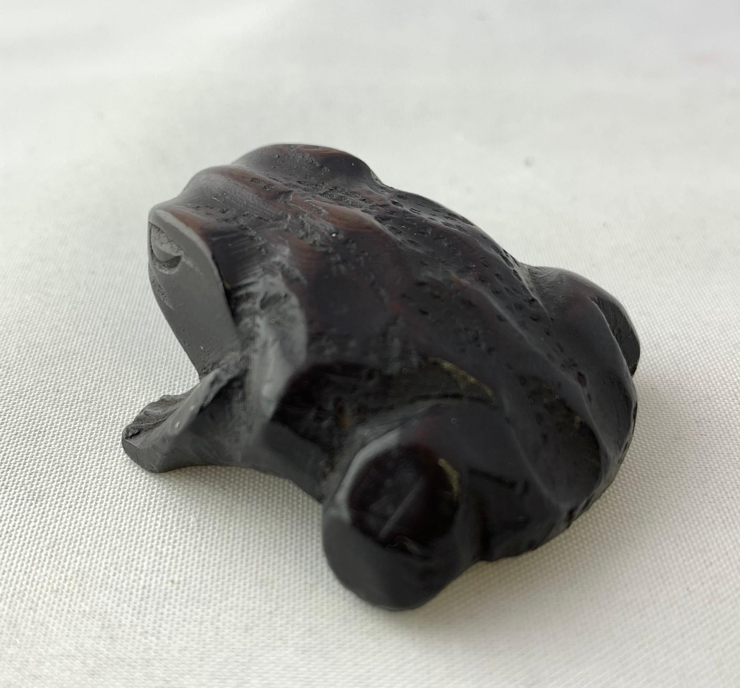 Netsuke giapponese in legno intagliato di una rana, periodo Taisho In condizioni buone in vendita a Point Richmond, CA