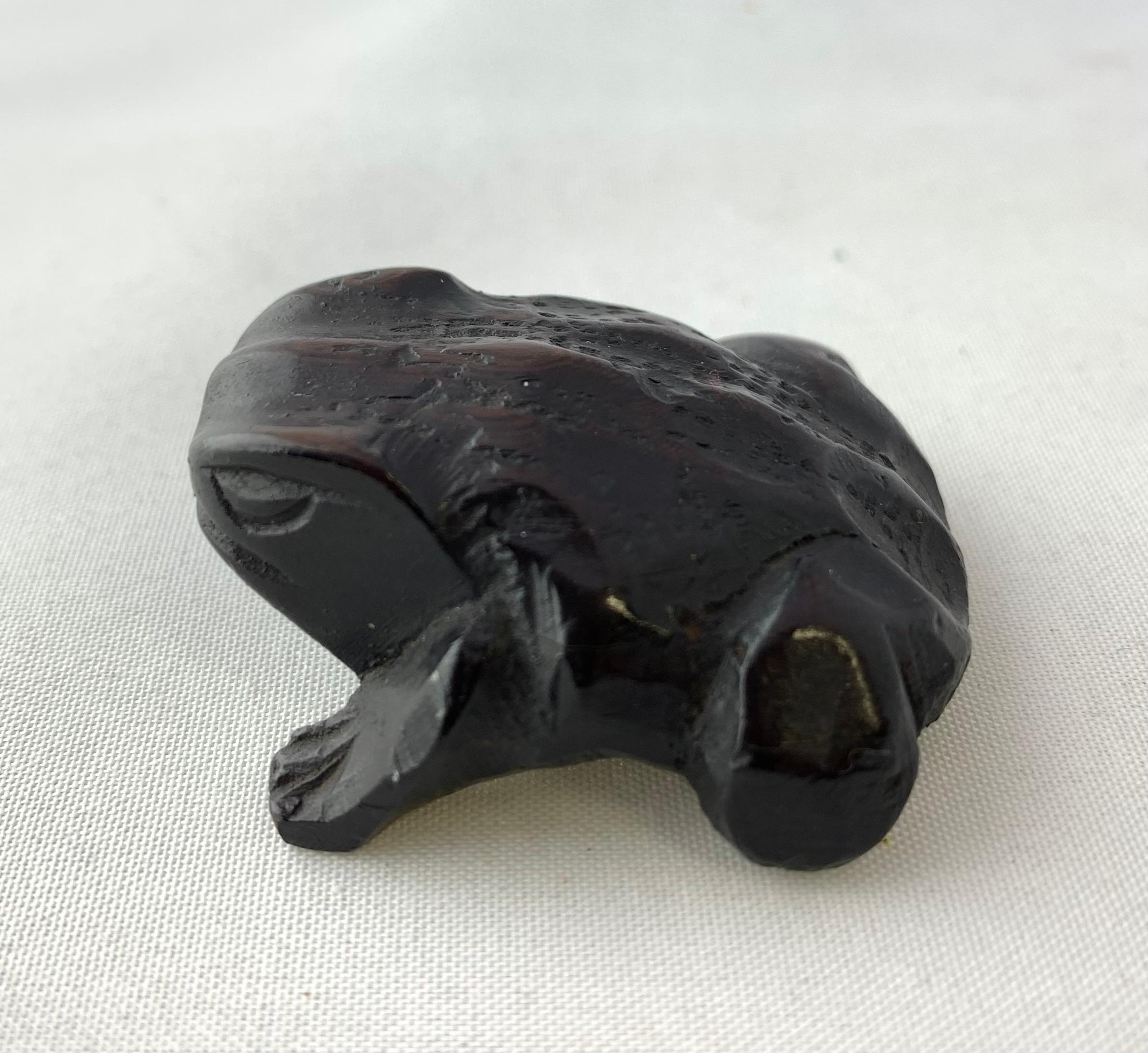 XX secolo Netsuke giapponese in legno intagliato di una rana, periodo Taisho in vendita