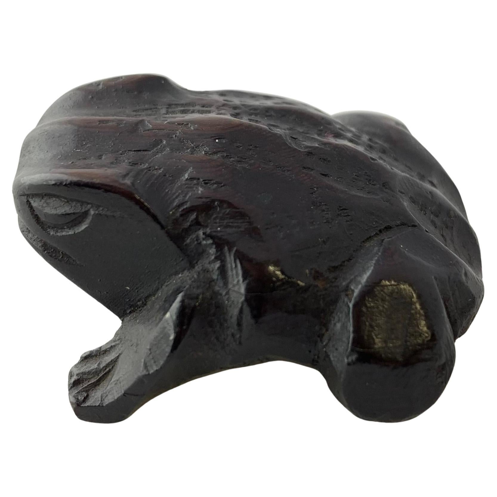 Netsuke giapponese in legno intagliato di una rana, periodo Taisho in vendita