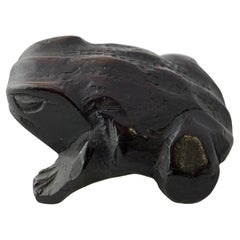 Netsuke Japonés de Madera Tallada de una Rana, Periodo Taisho