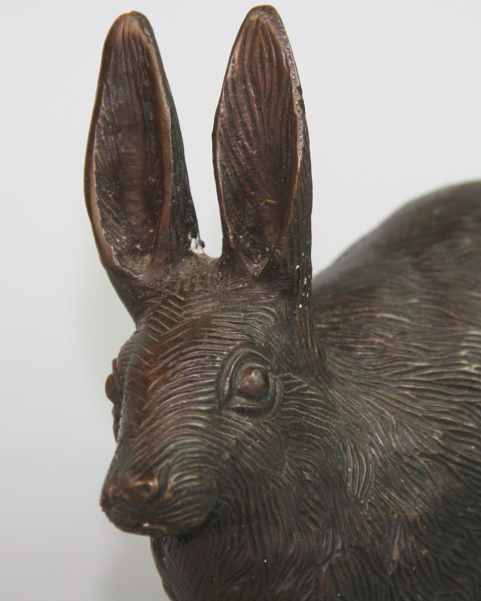 Sculpture japonaise en bronze coulé Lapin accroupi poilu Bon état - En vente à Douglas Manor, NY