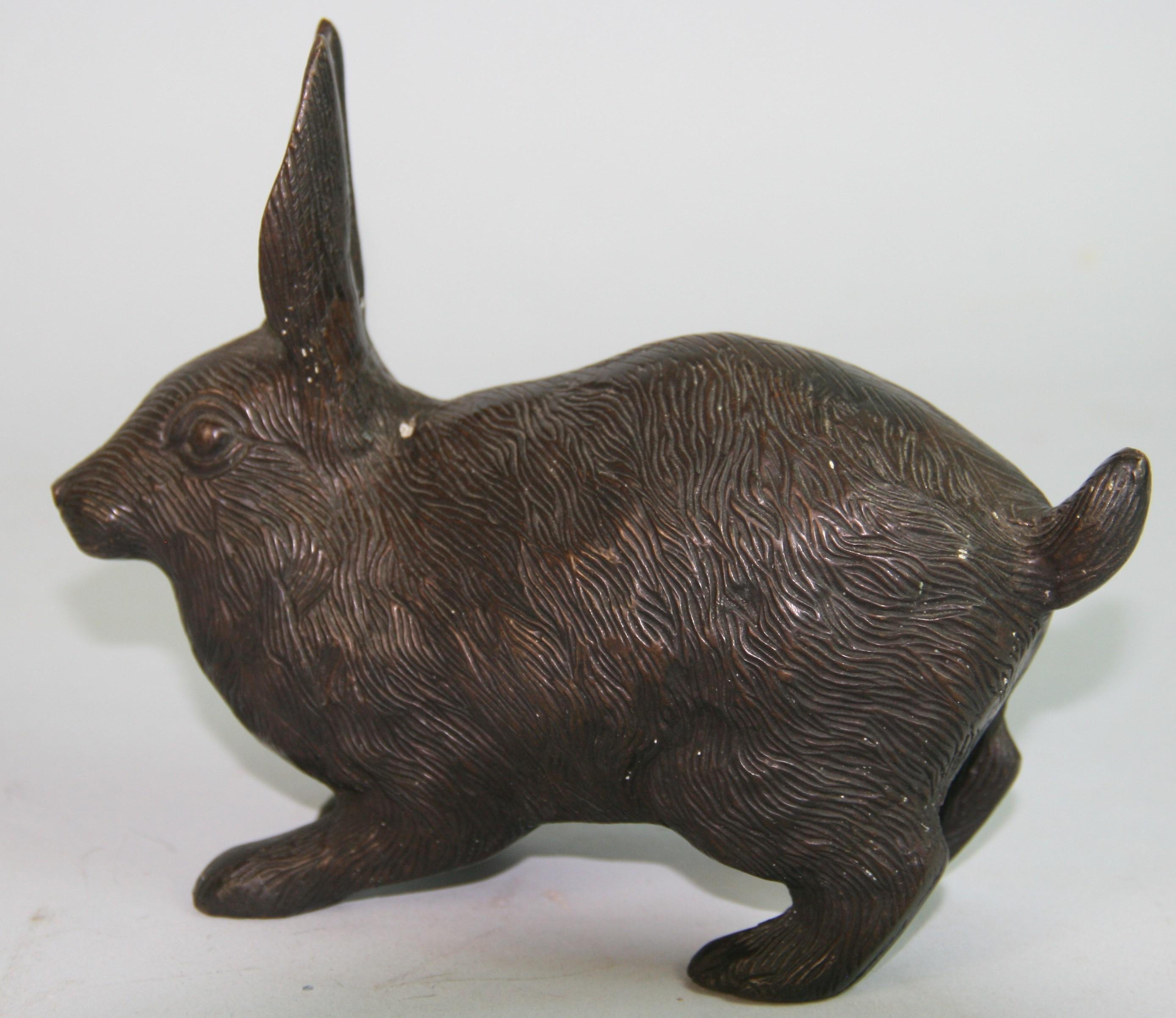20ième siècle Sculpture japonaise en bronze coulé Lapin accroupi poilu en vente